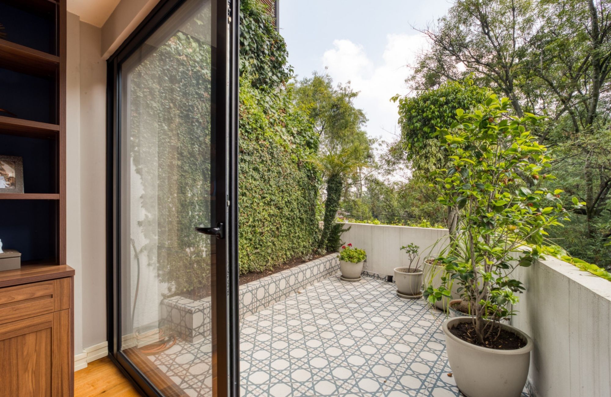 House with a Spacious Garden and Jacuzzi in Valle de Bravo, Mexico