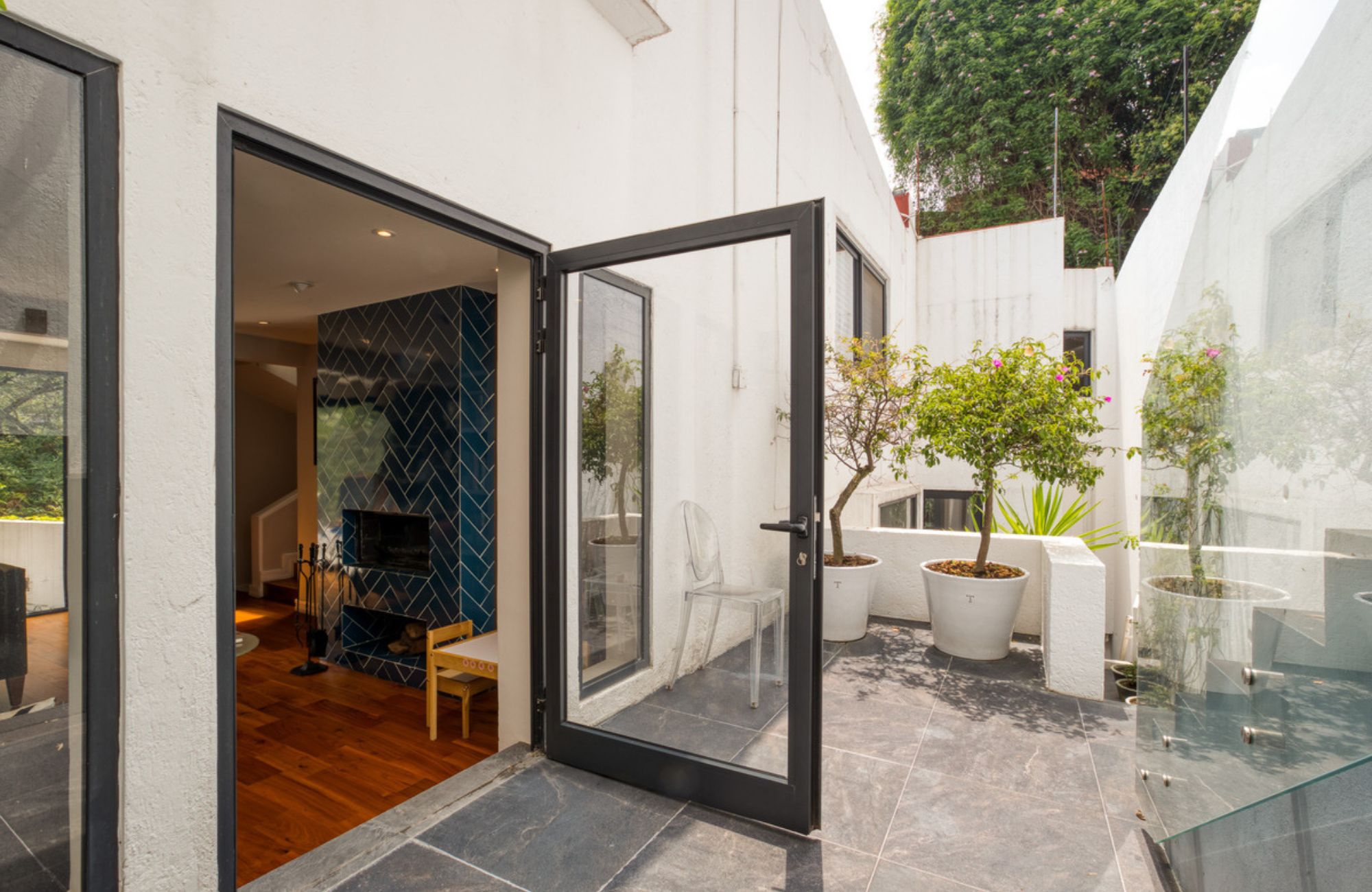 House with a Spacious Garden and Jacuzzi in Valle de Bravo, Mexico