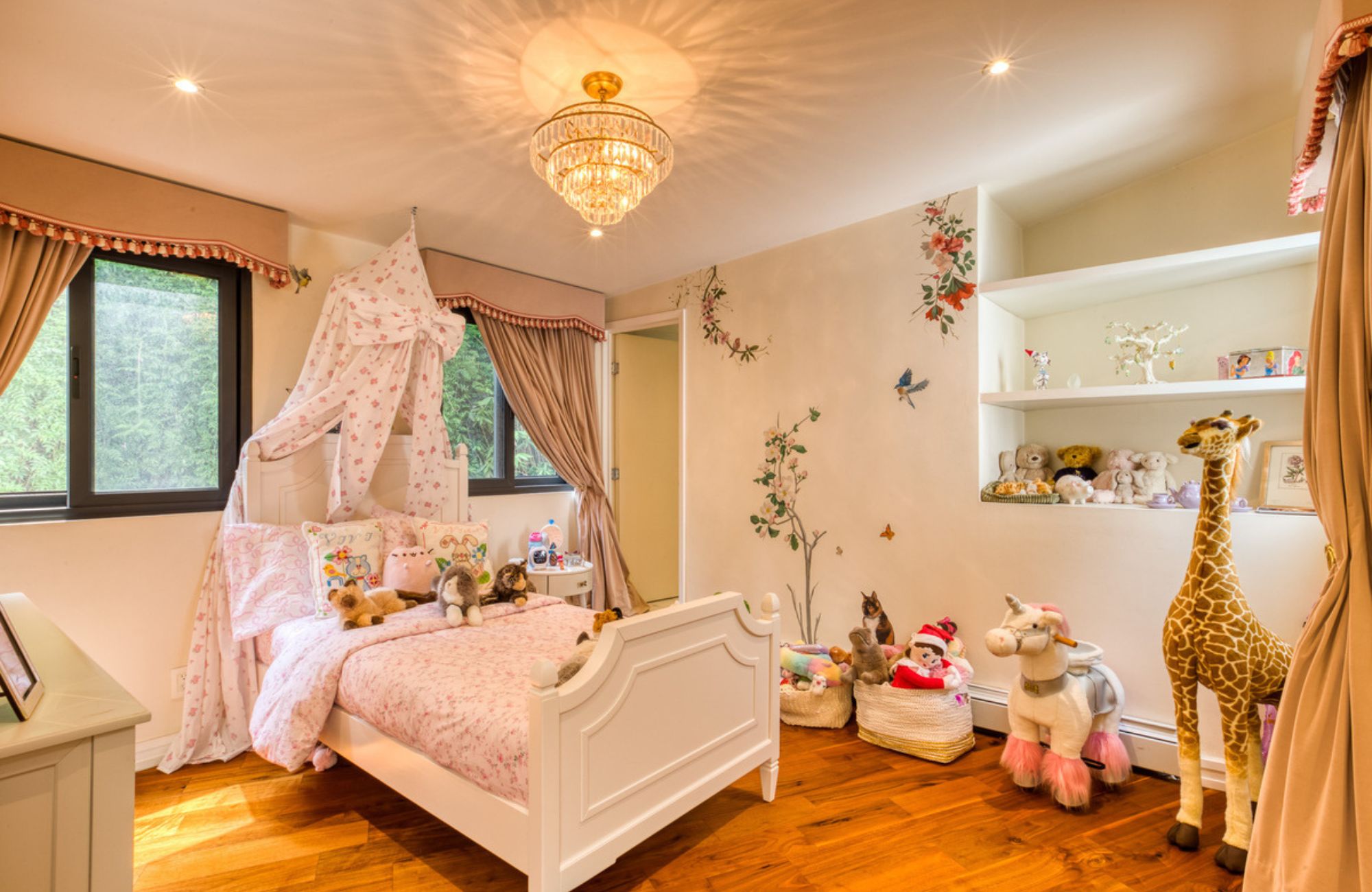 House with a Spacious Garden and Jacuzzi in Valle de Bravo, Mexico