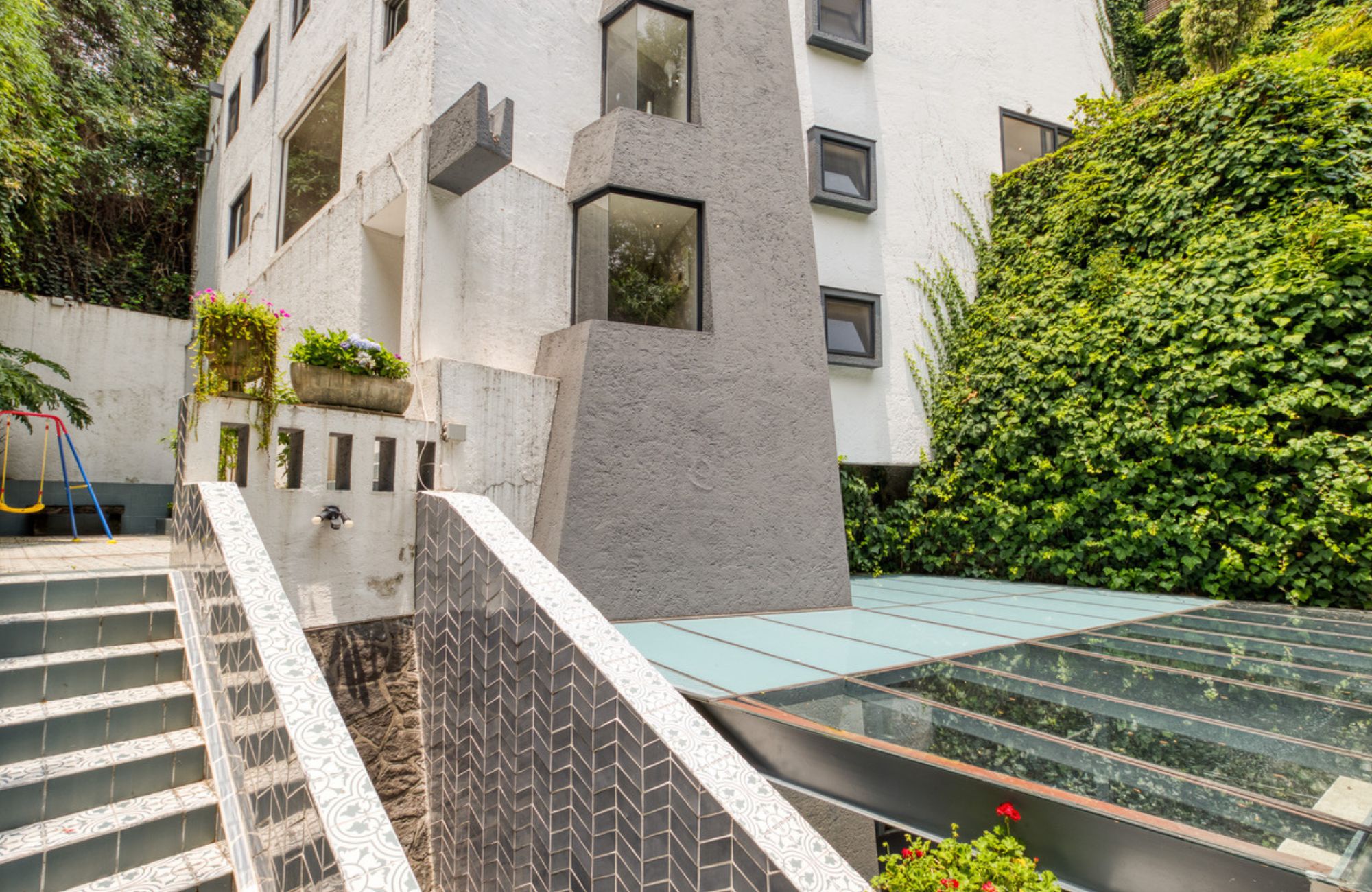 House with a Spacious Garden and Jacuzzi in Valle de Bravo, Mexico
