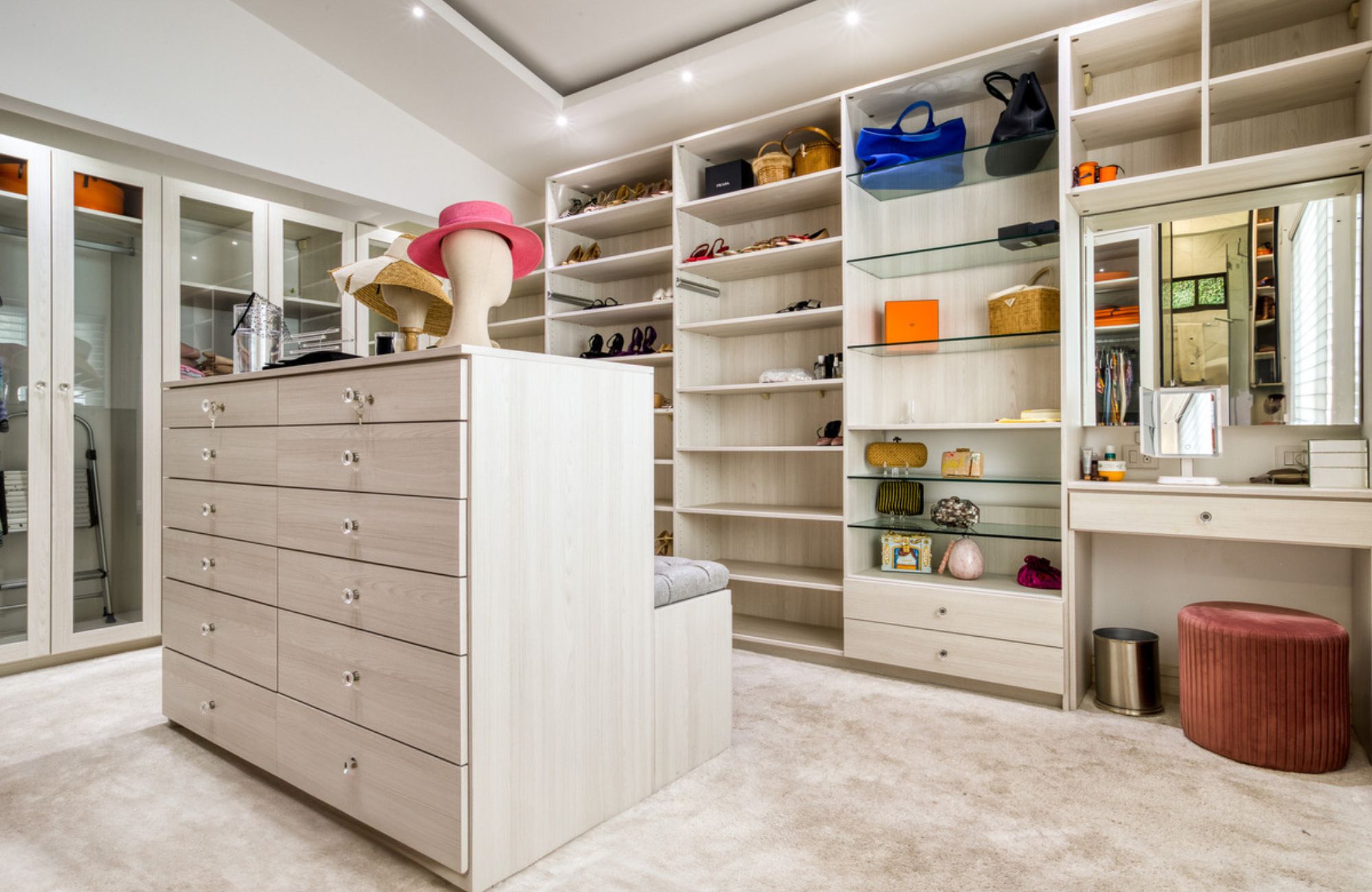 House with a Spacious Garden and Jacuzzi in Valle de Bravo, Mexico