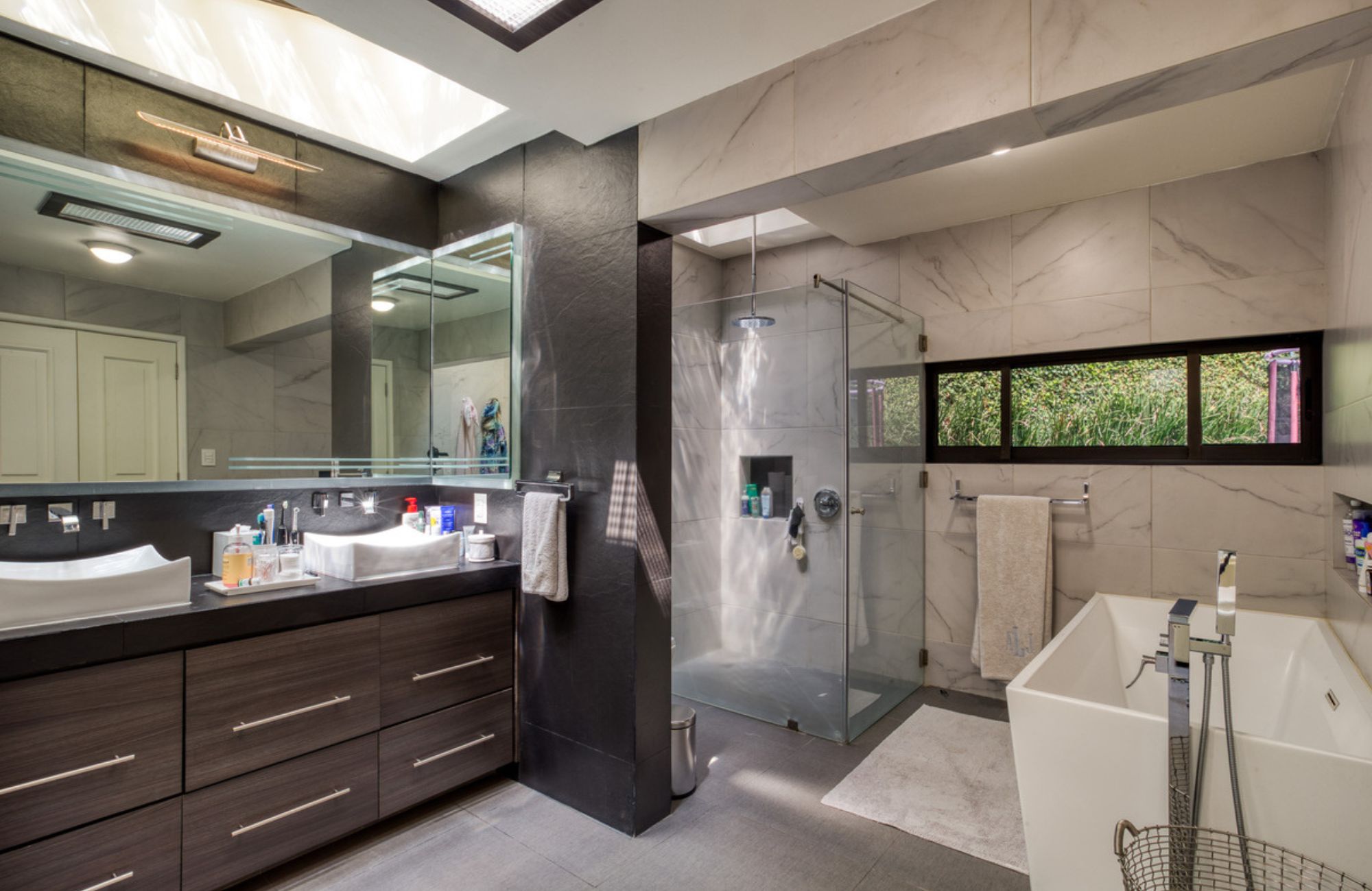 House with a Spacious Garden and Jacuzzi in Valle de Bravo, Mexico