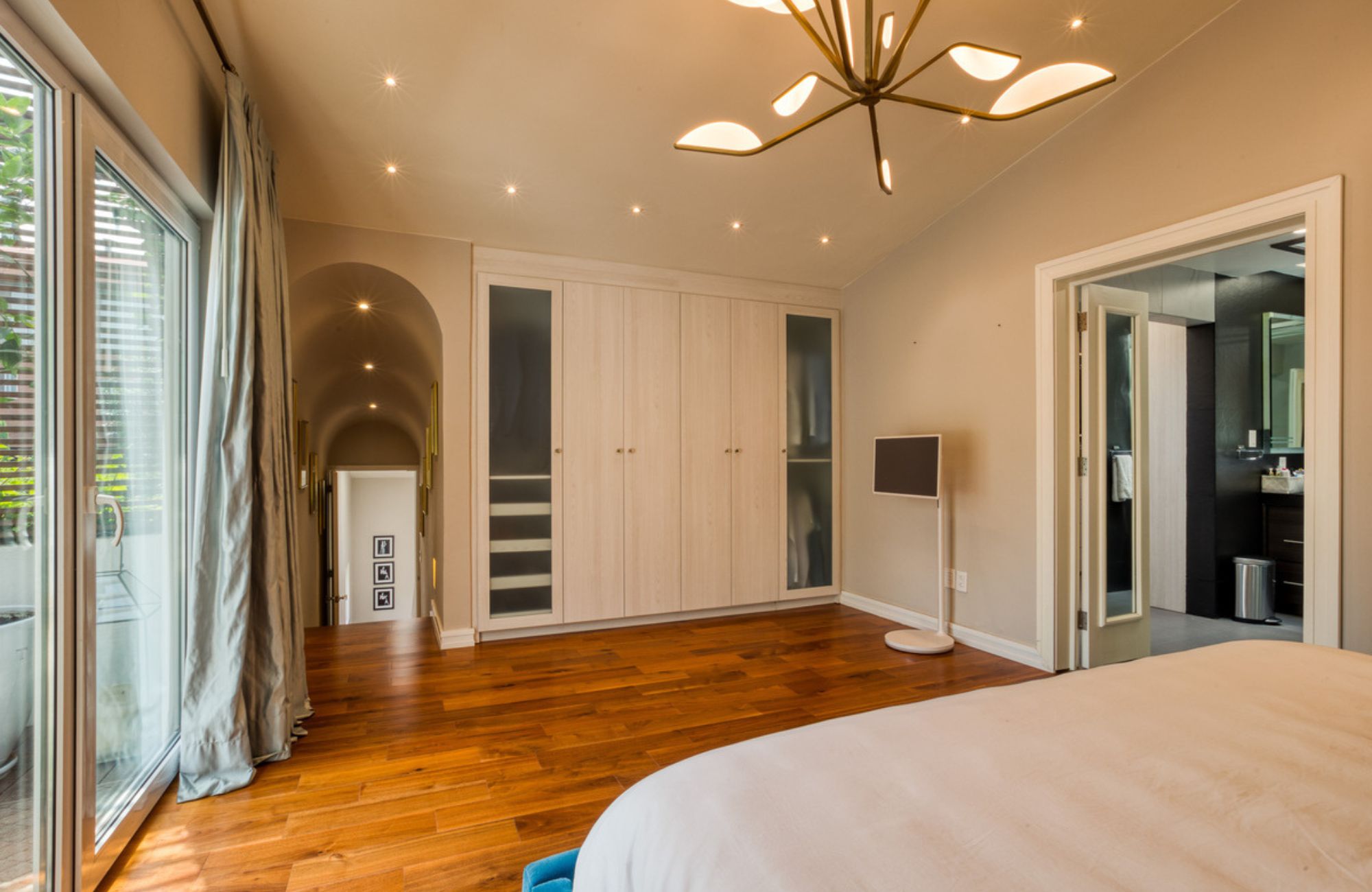 House with a Spacious Garden and Jacuzzi in Valle de Bravo, Mexico