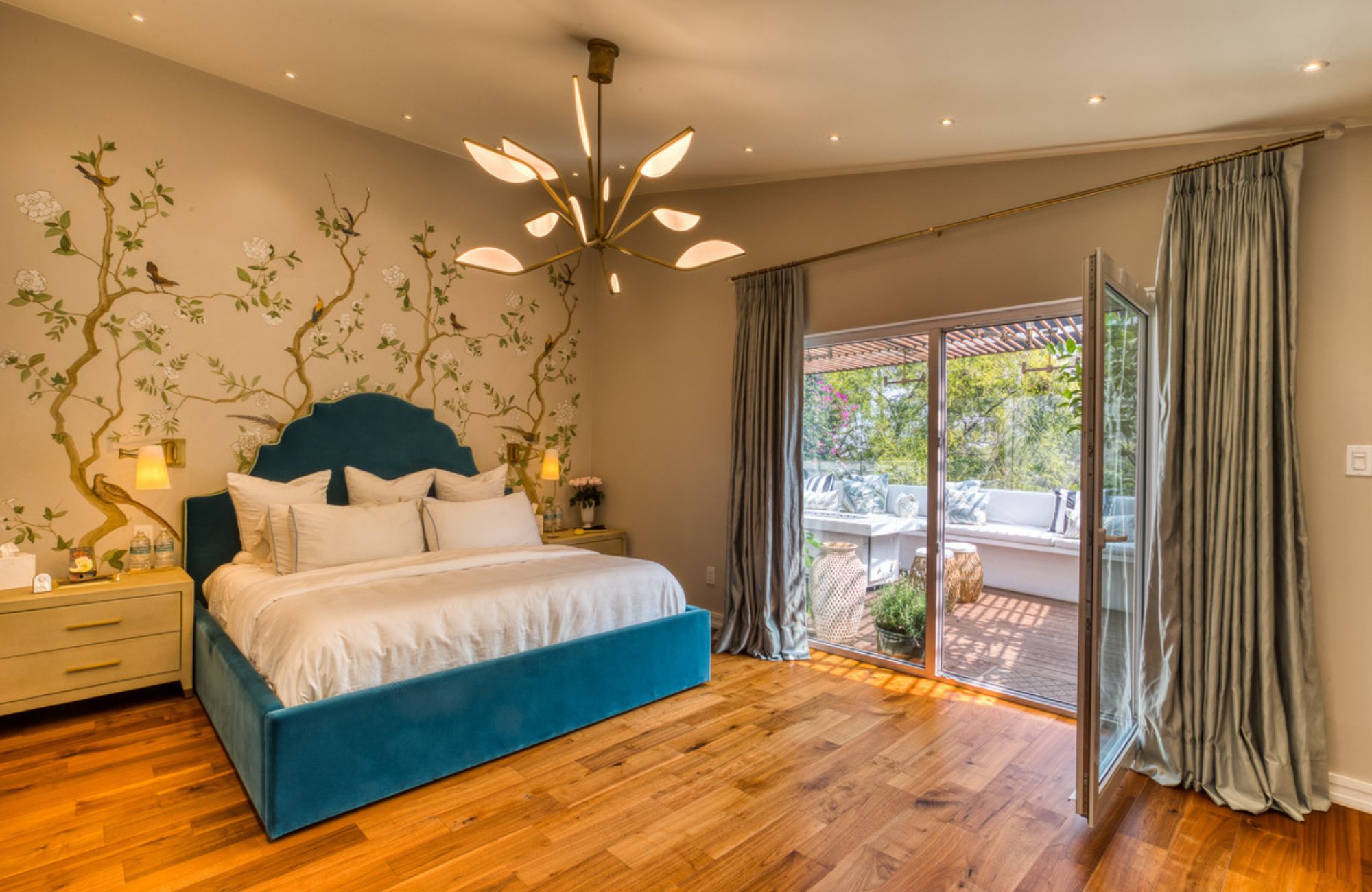 House with a Spacious Garden and Jacuzzi in Valle de Bravo, Mexico