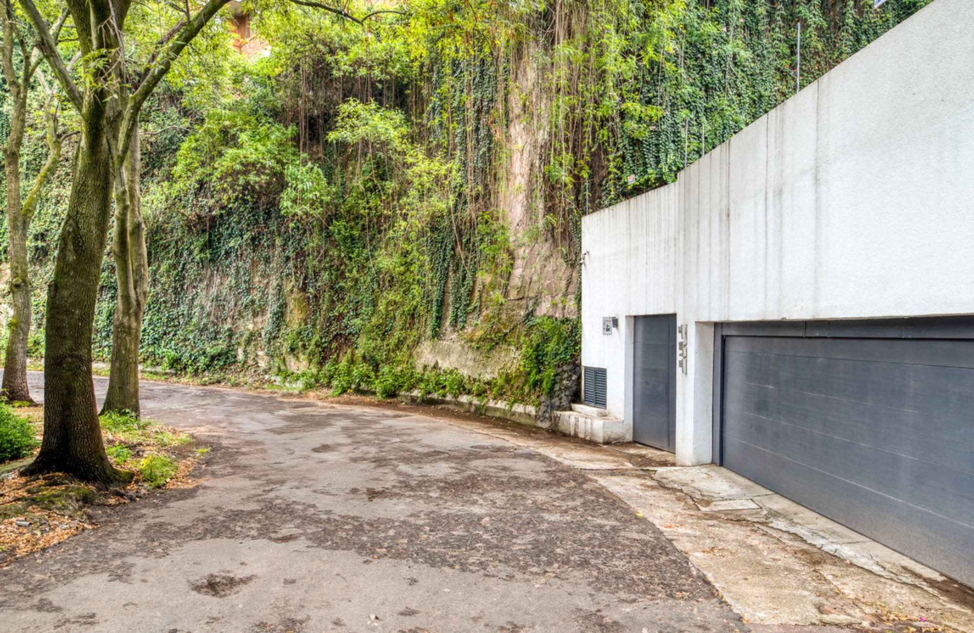 House with a Spacious Garden and Jacuzzi in Valle de Bravo, Mexico