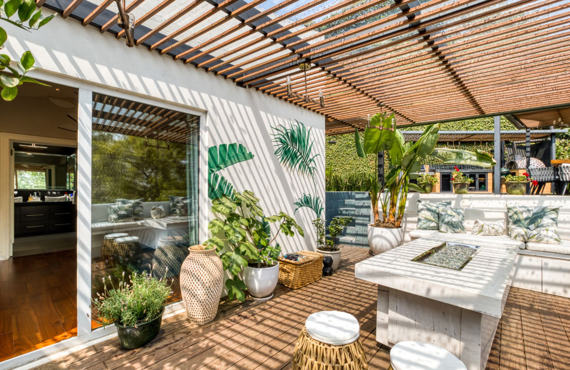 House with a Spacious Garden and Jacuzzi in Valle de Bravo, Mexico