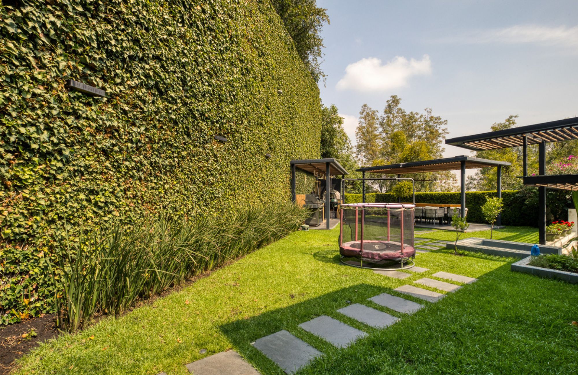 House with a Spacious Garden and Jacuzzi in Valle de Bravo, Mexico