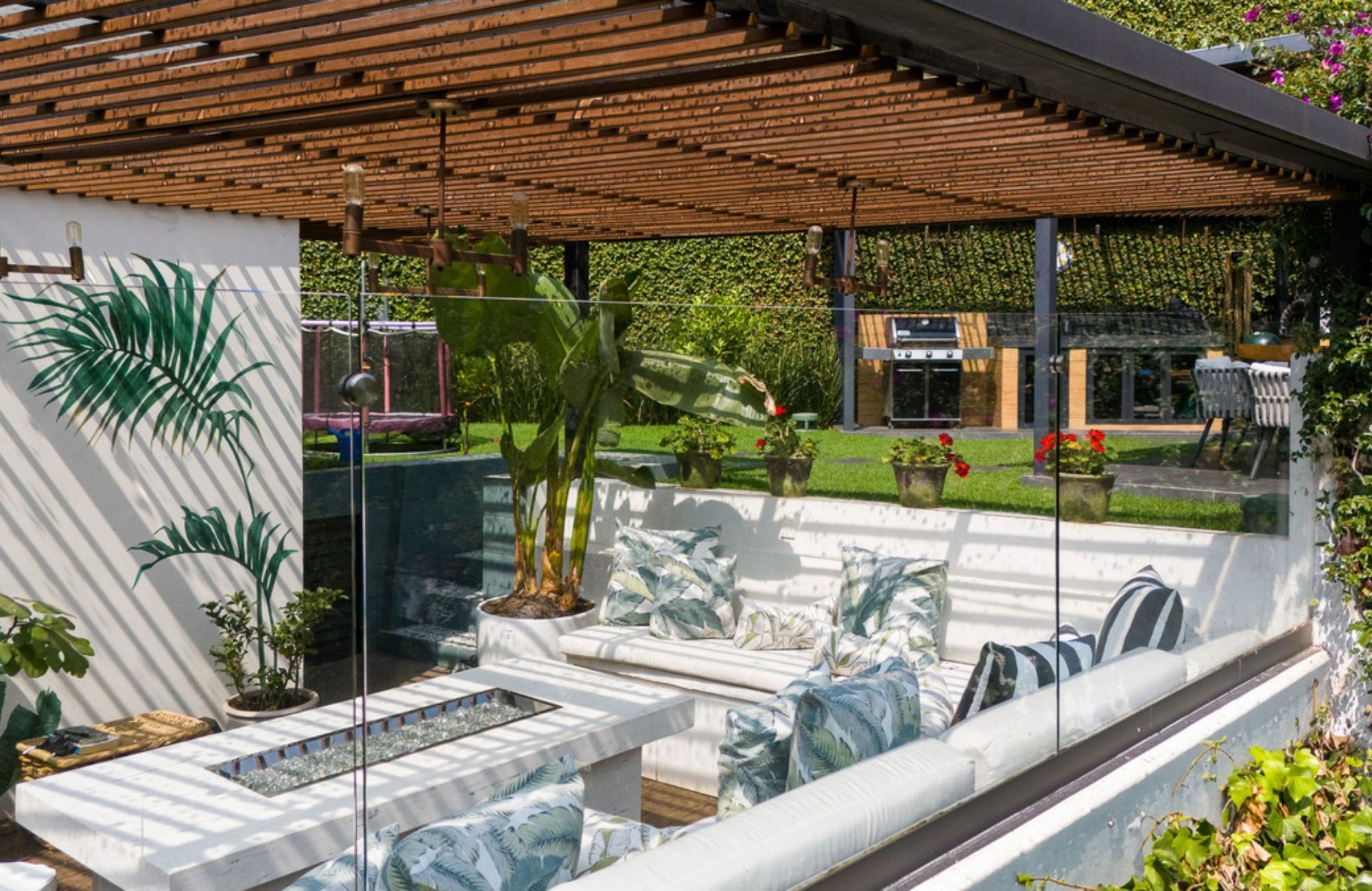 House with a Spacious Garden and Jacuzzi in Valle de Bravo, Mexico