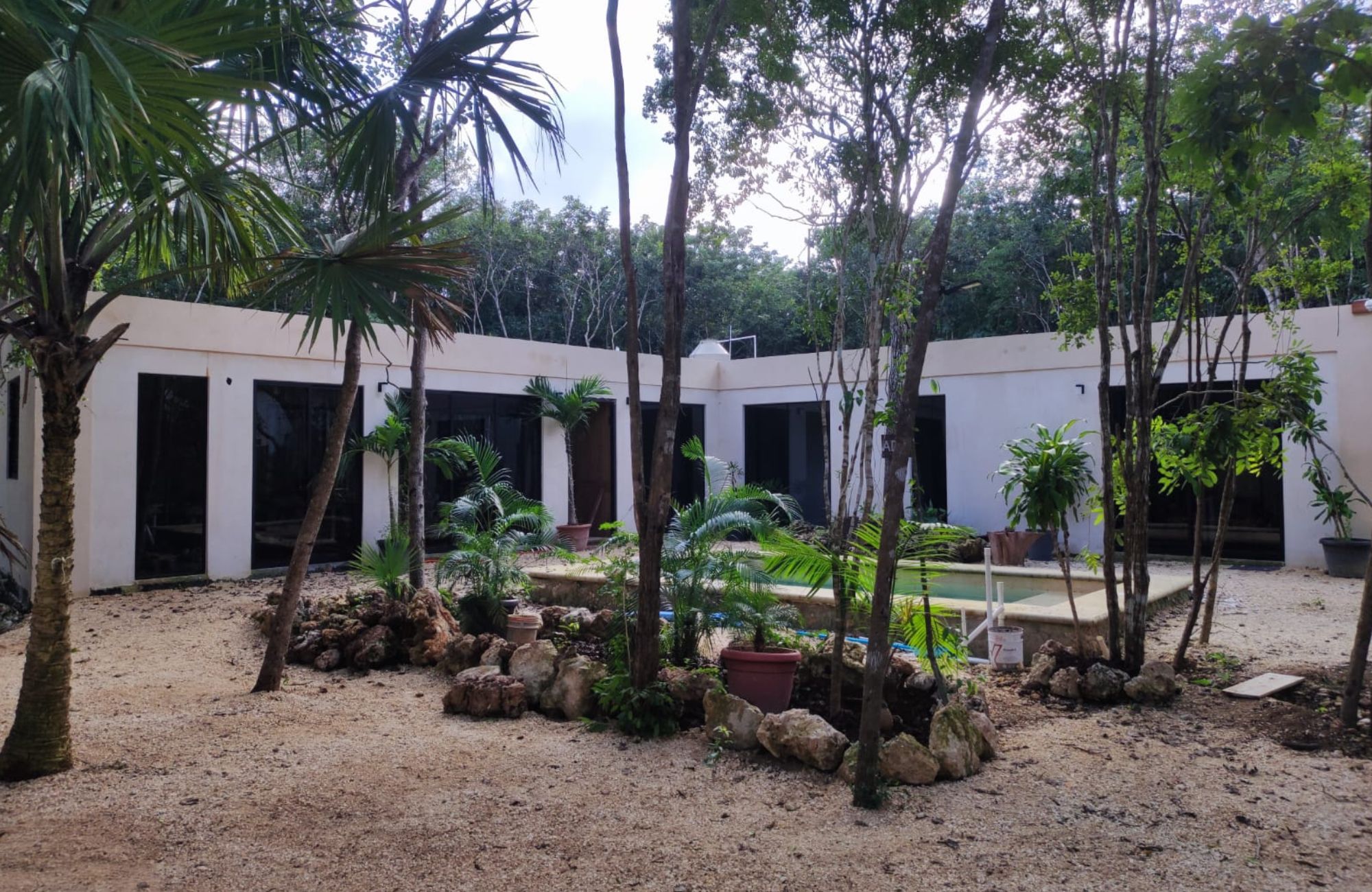 Residencia con alberca privada, vista a areas verdes, casa club con canchas deportivas, residencial aqua, Cancun, en venta.