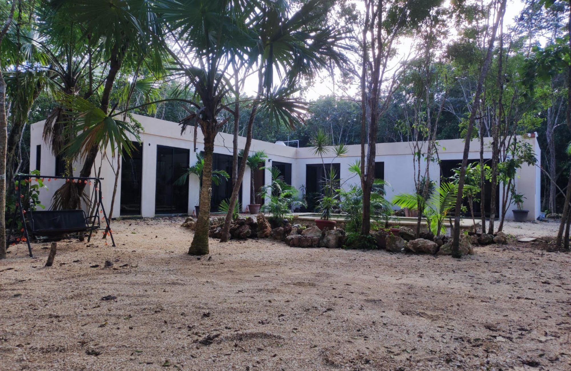 Residencia con alberca privada, vista a areas verdes, casa club con canchas deportivas, residencial aqua, Cancun, en venta.