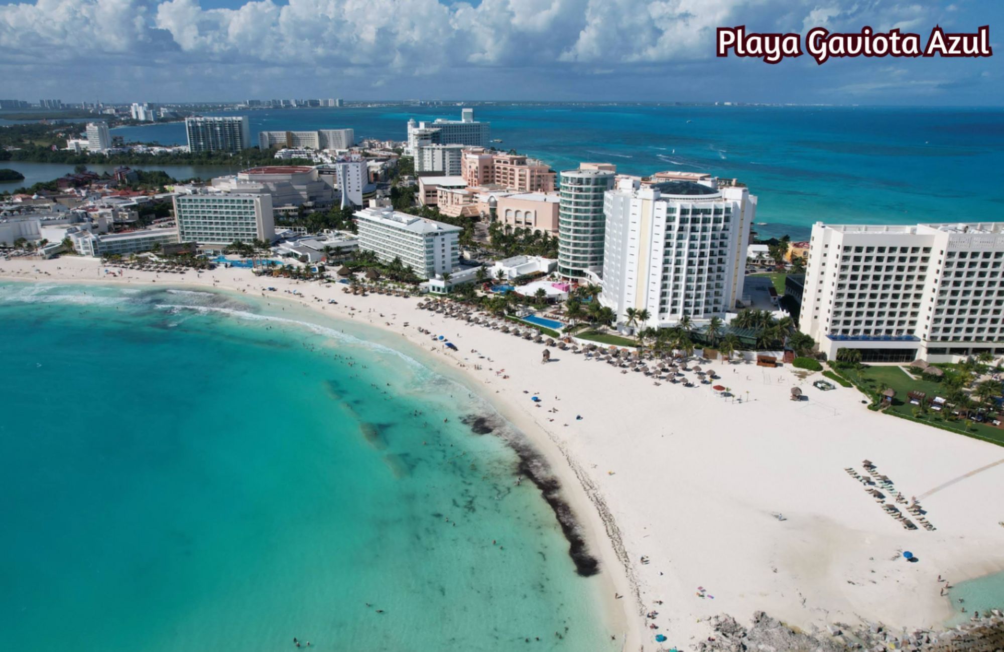 Residencia con alberca privada, vista a areas verdes, casa club con canchas deportivas, residencial aqua, Cancun, en venta.