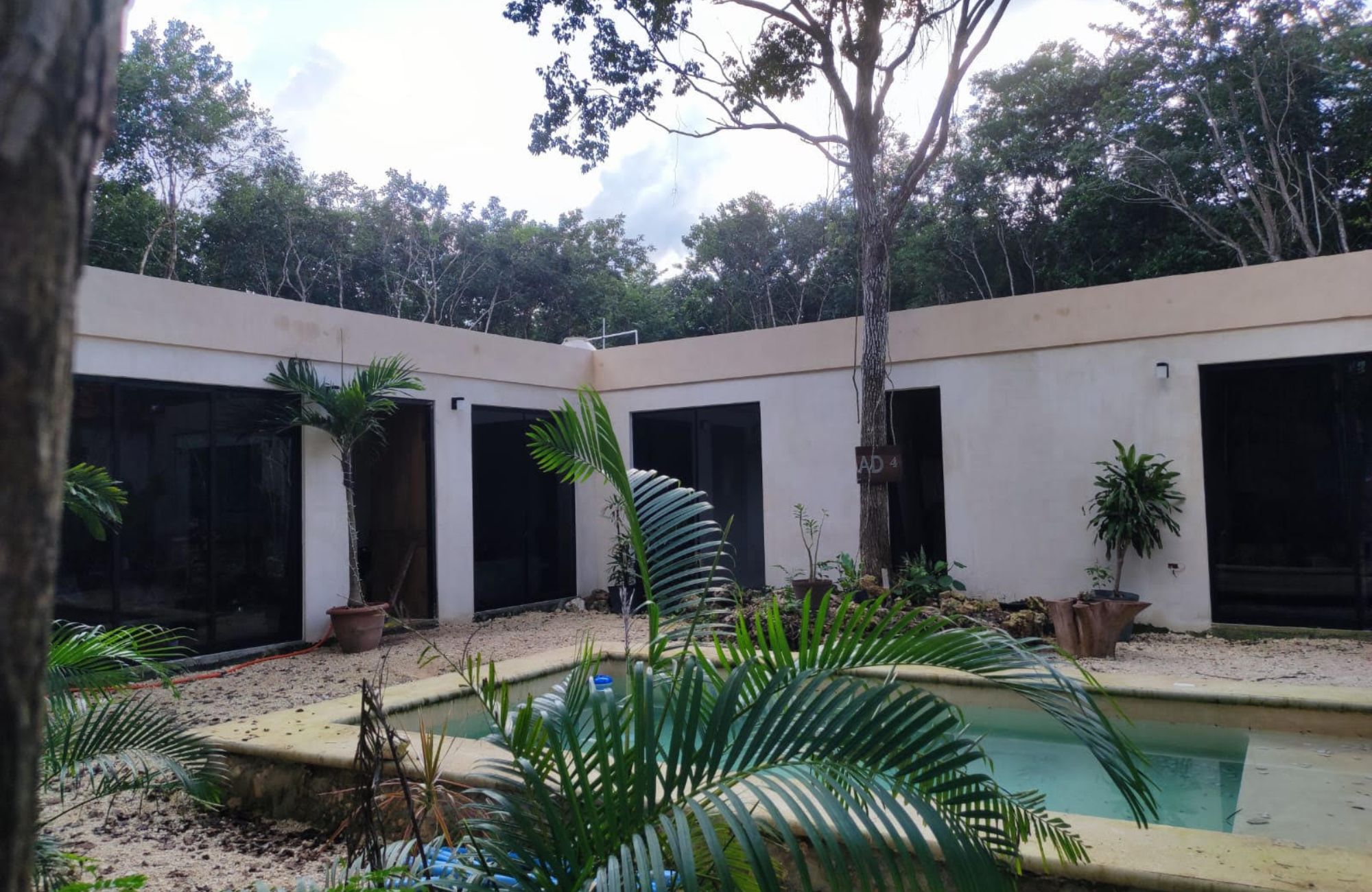 Residencia con alberca privada, vista a areas verdes, casa club con canchas deportivas, residencial aqua, Cancun, en venta.