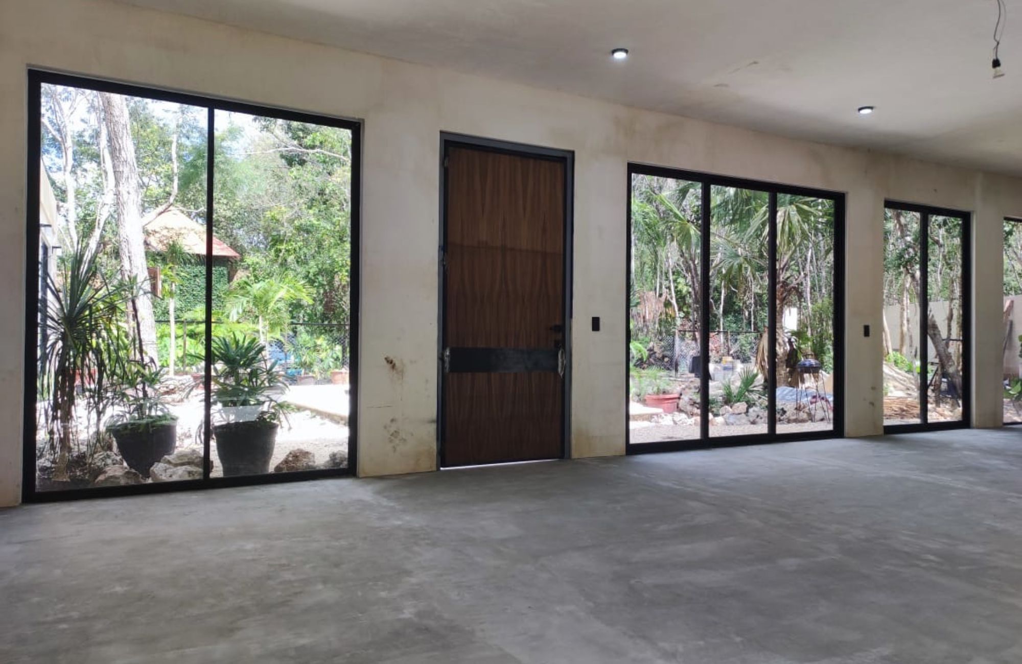 Residencia con alberca privada, vista a areas verdes, casa club con canchas deportivas, residencial aqua, Cancun, en venta.