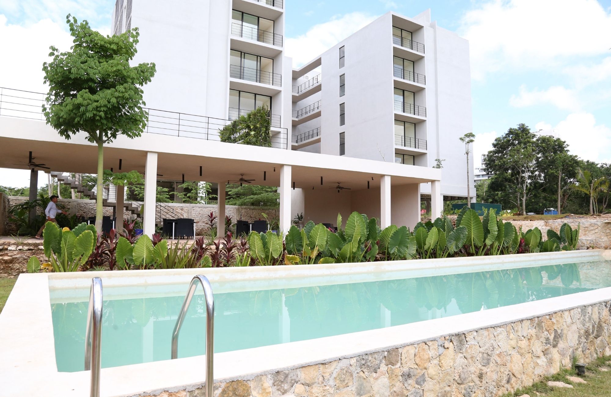 Spacious apartment with private garden and terrace for sale in Merida Centro.