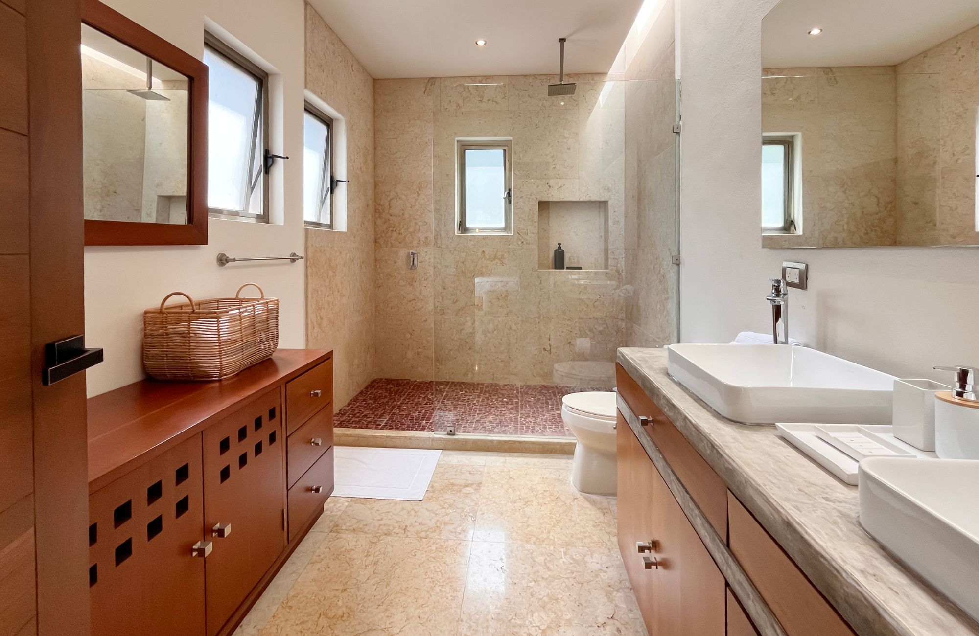 4-bedroom house, private pool, ocean access, 2 independent studios for sale in Playacar Phase 2.