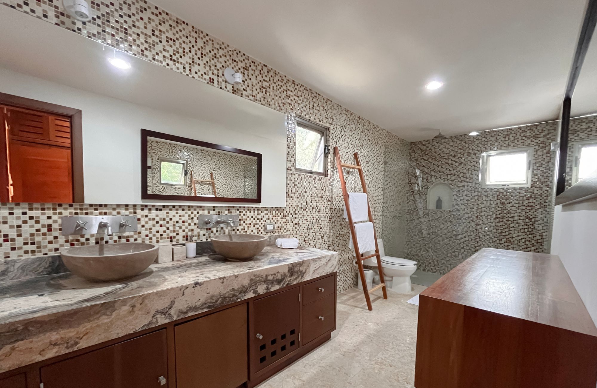 4-bedroom house, private pool, ocean access, 2 independent studios for sale in Playacar Phase 2.