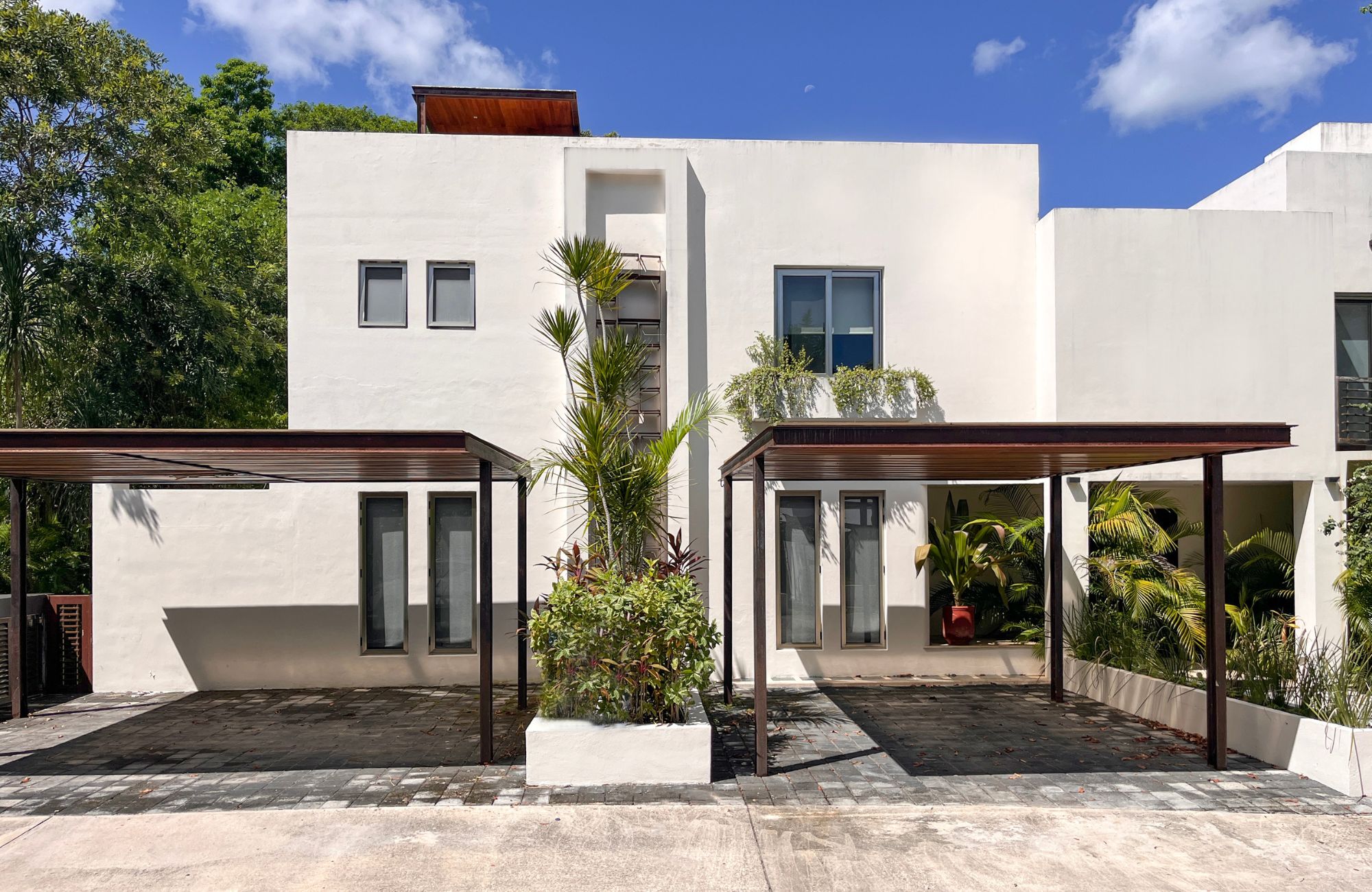 4-bedroom house, private pool, ocean access, 2 independent studios for sale in Playacar Phase 2.