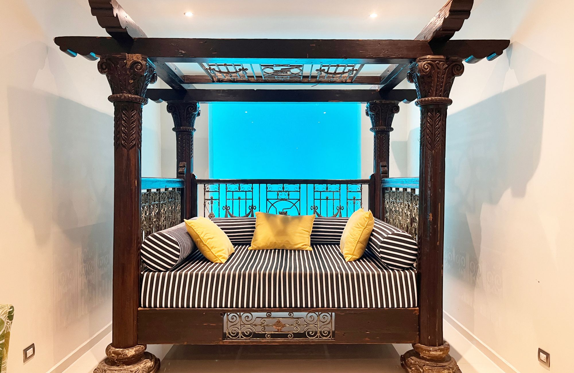 4-bedroom house, private pool, ocean access, 2 independent studios for sale in Playacar Phase 2.