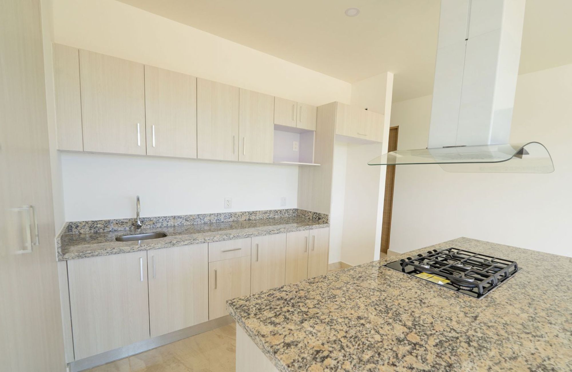 3 bedroom apartment with Gym, Pool and Jacuzzi for sale, Hotel Zone, Cancun.