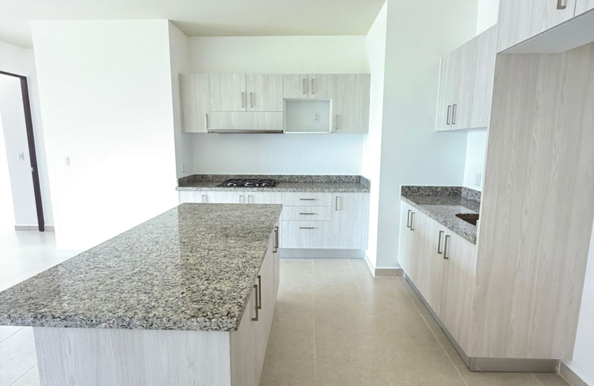 3 bedroom apartment with Gym, Pool and Jacuzzi for sale, Hotel Zone, Cancun.