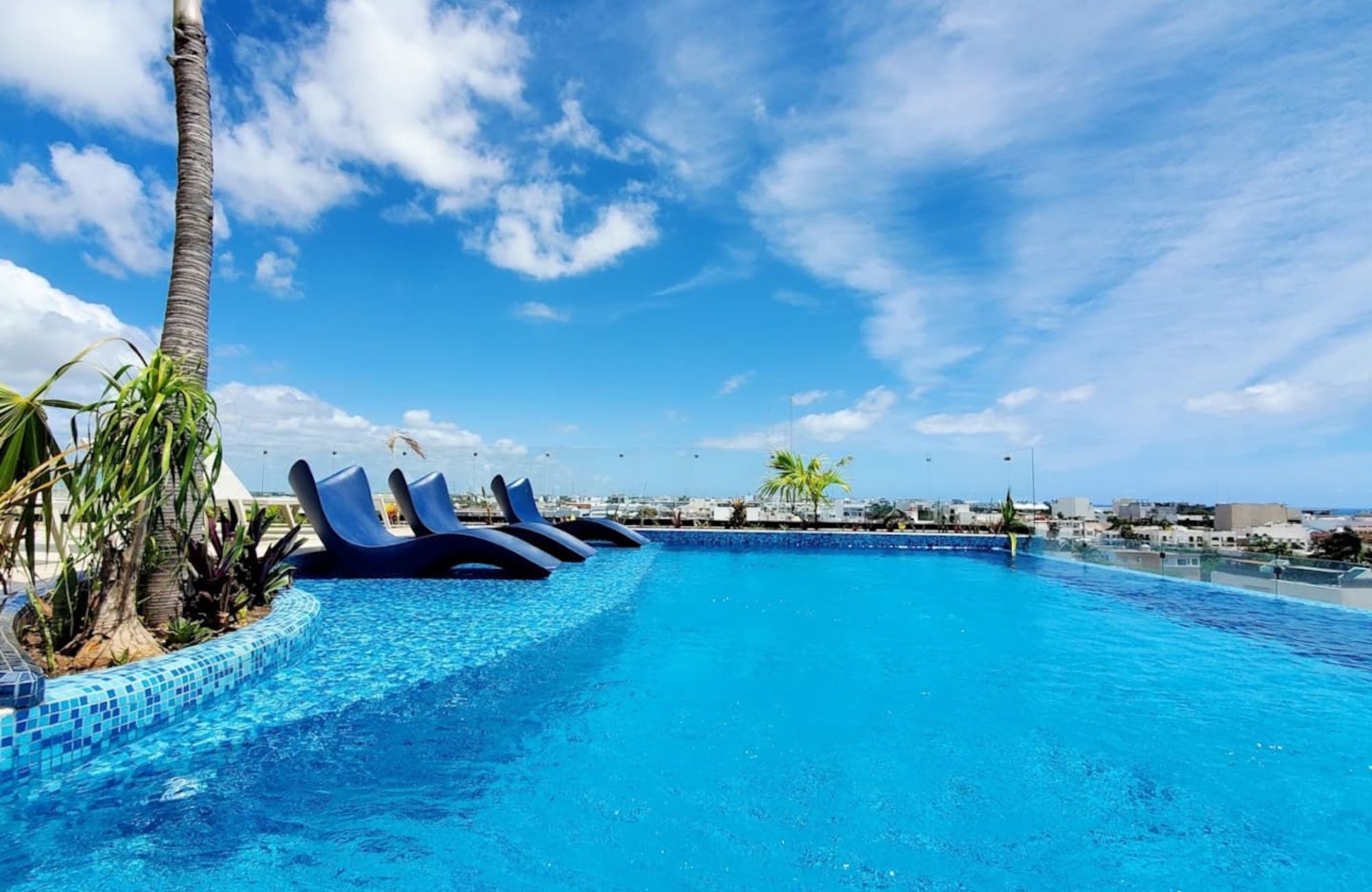 Apartment with ocean view pool, for sale, Colosio zone, Playa del Carmen, Quintana Roo, Mexico.