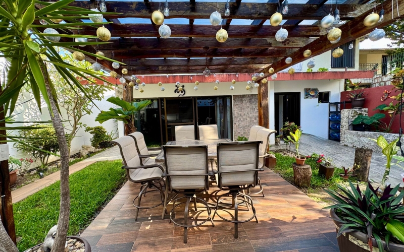 Double-height house with garden for sale, Adolfo L&oacute;pez Mateos, Cozumel