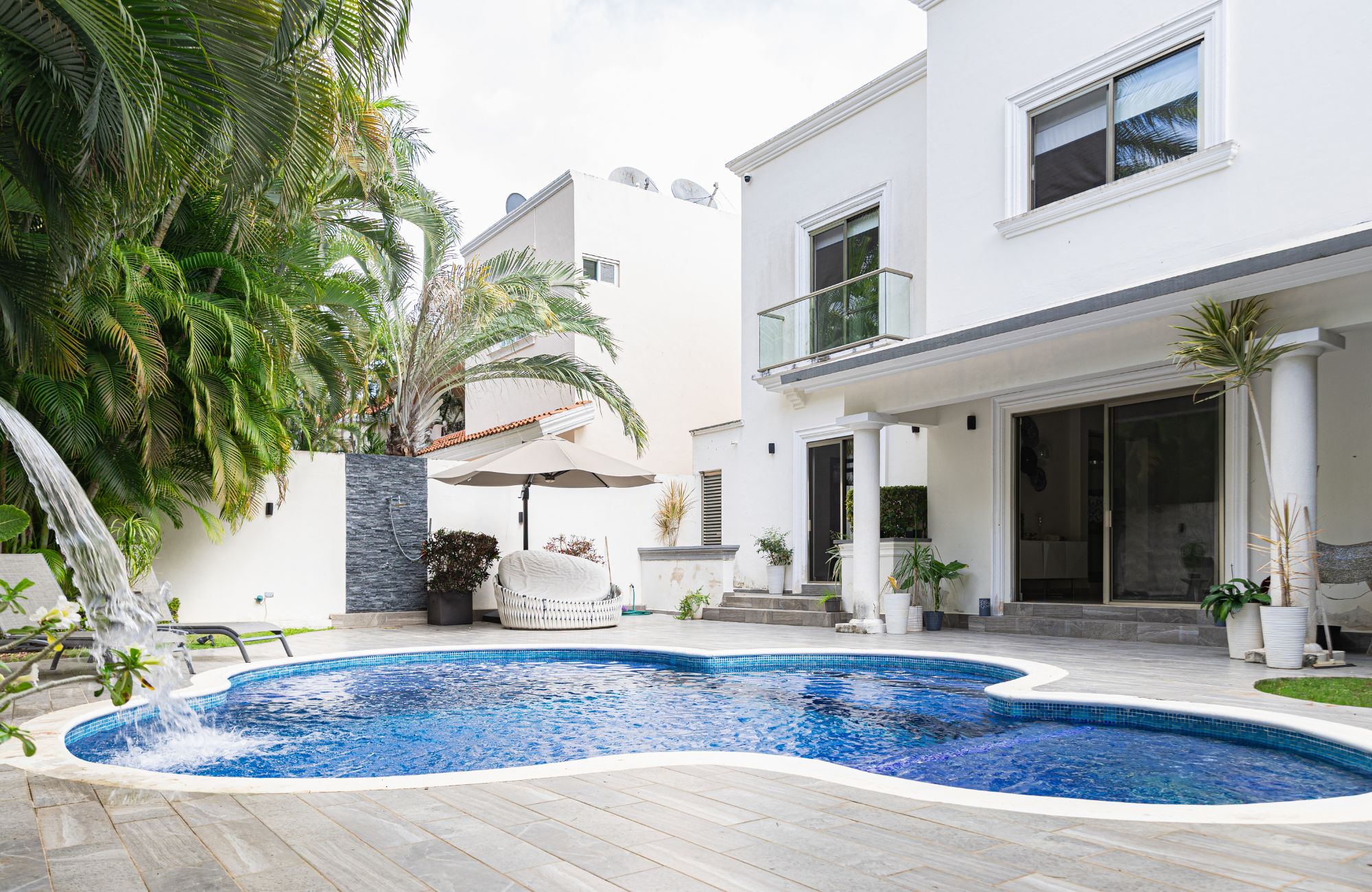 House with terrace, garden and private pool, for sale, Colosio Boulevard, Cancun.