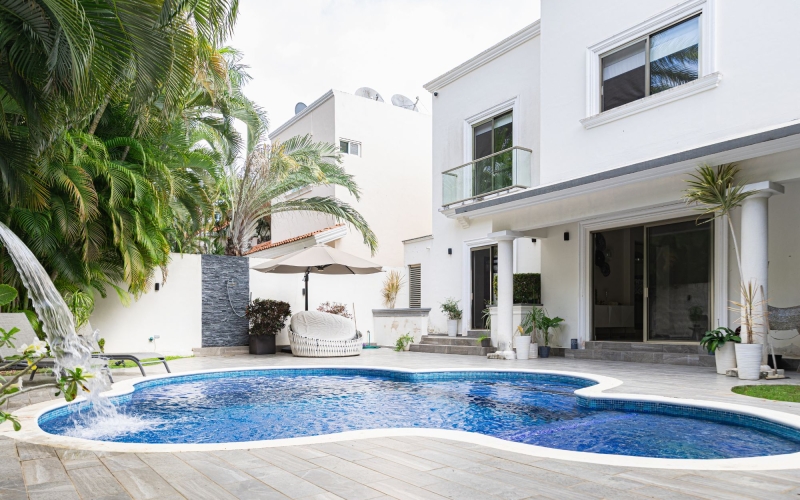 Luxury residence with private pool for sale in a gated community, Villamagna, Canc&uacute;n