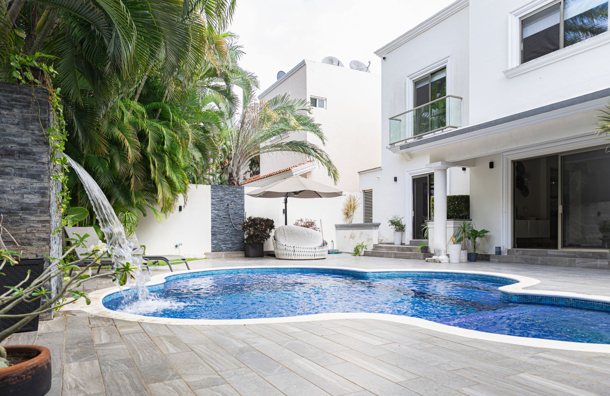 House with terrace, garden and private pool, for sale, Colosio Boulevard, Cancun.