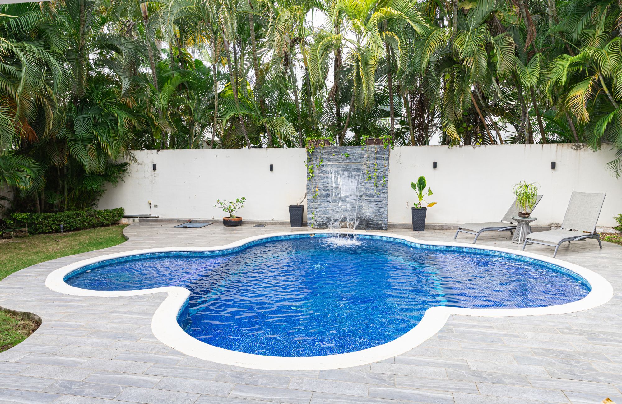 House with terrace, garden and private pool, for sale, Colosio Boulevard, Cancun.