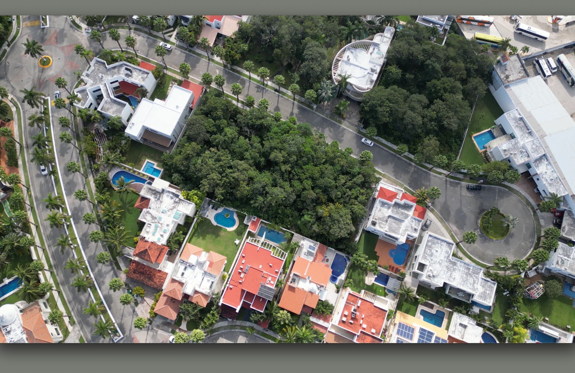 House with terrace, garden and private pool, for sale, Colosio Boulevard, Cancun.