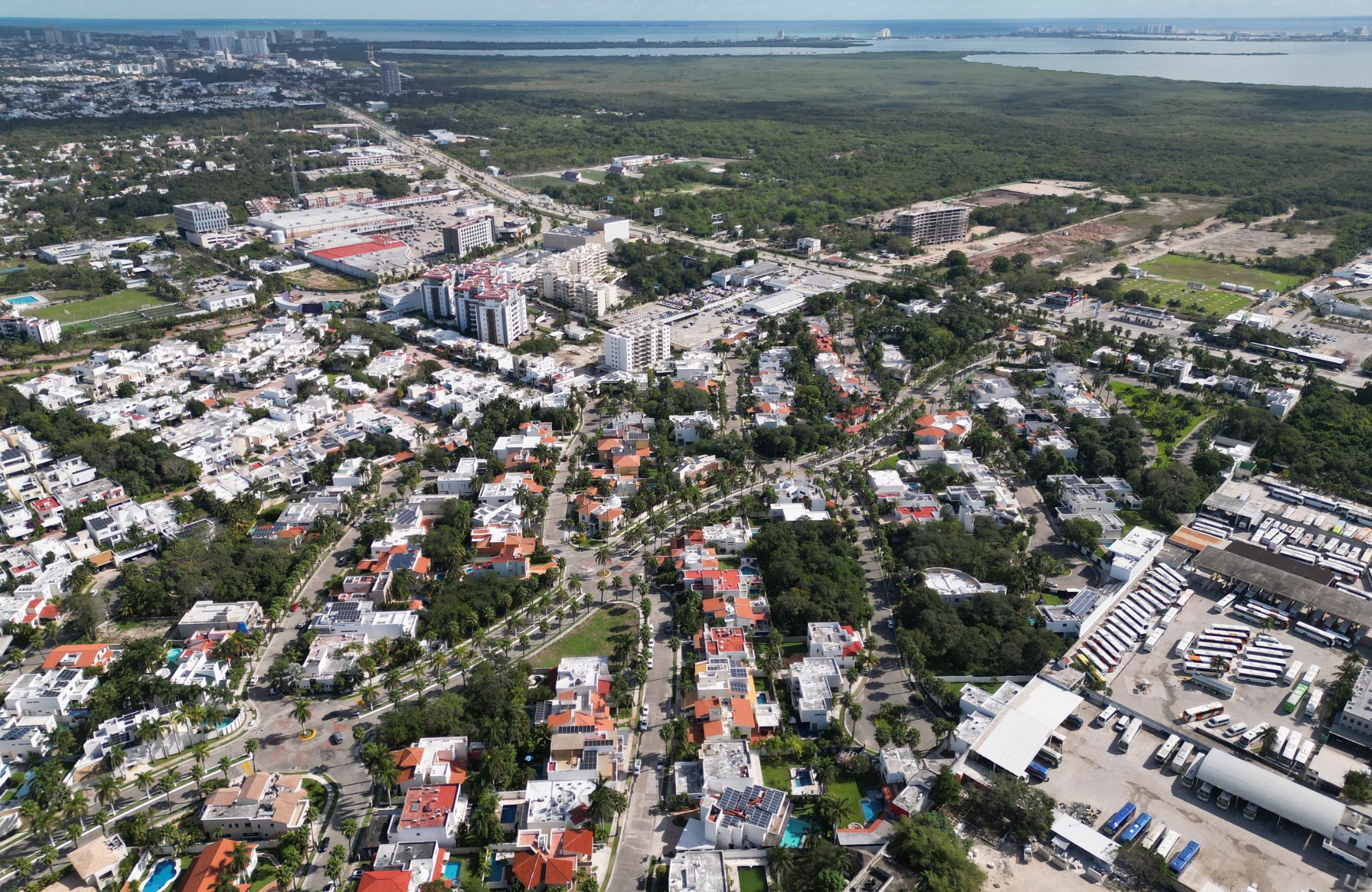 House with terrace, garden and private pool, for sale, Colosio Boulevard, Cancun.