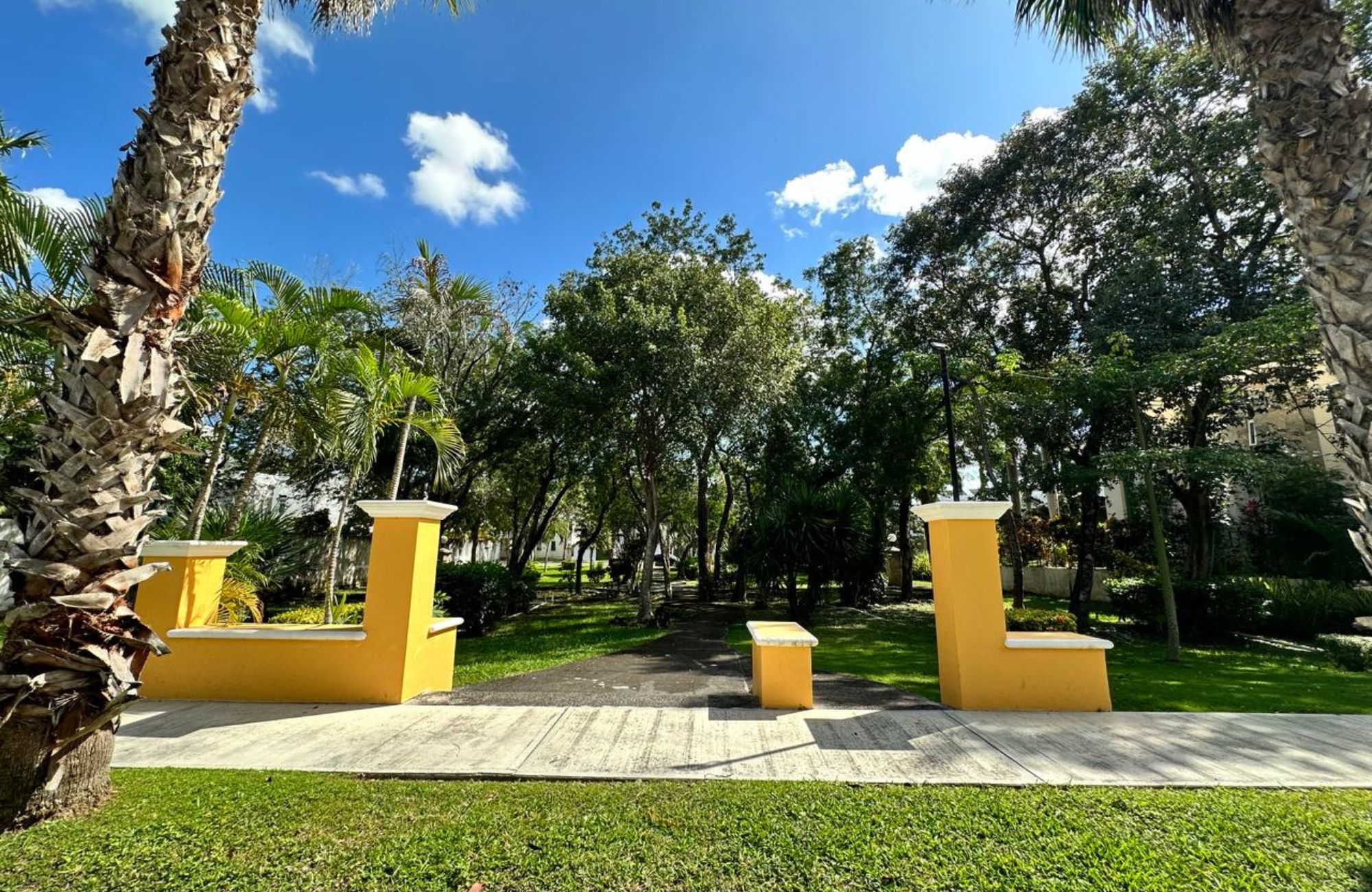 House with terrace, garden and private pool, for sale, Colosio Boulevard, Cancun.