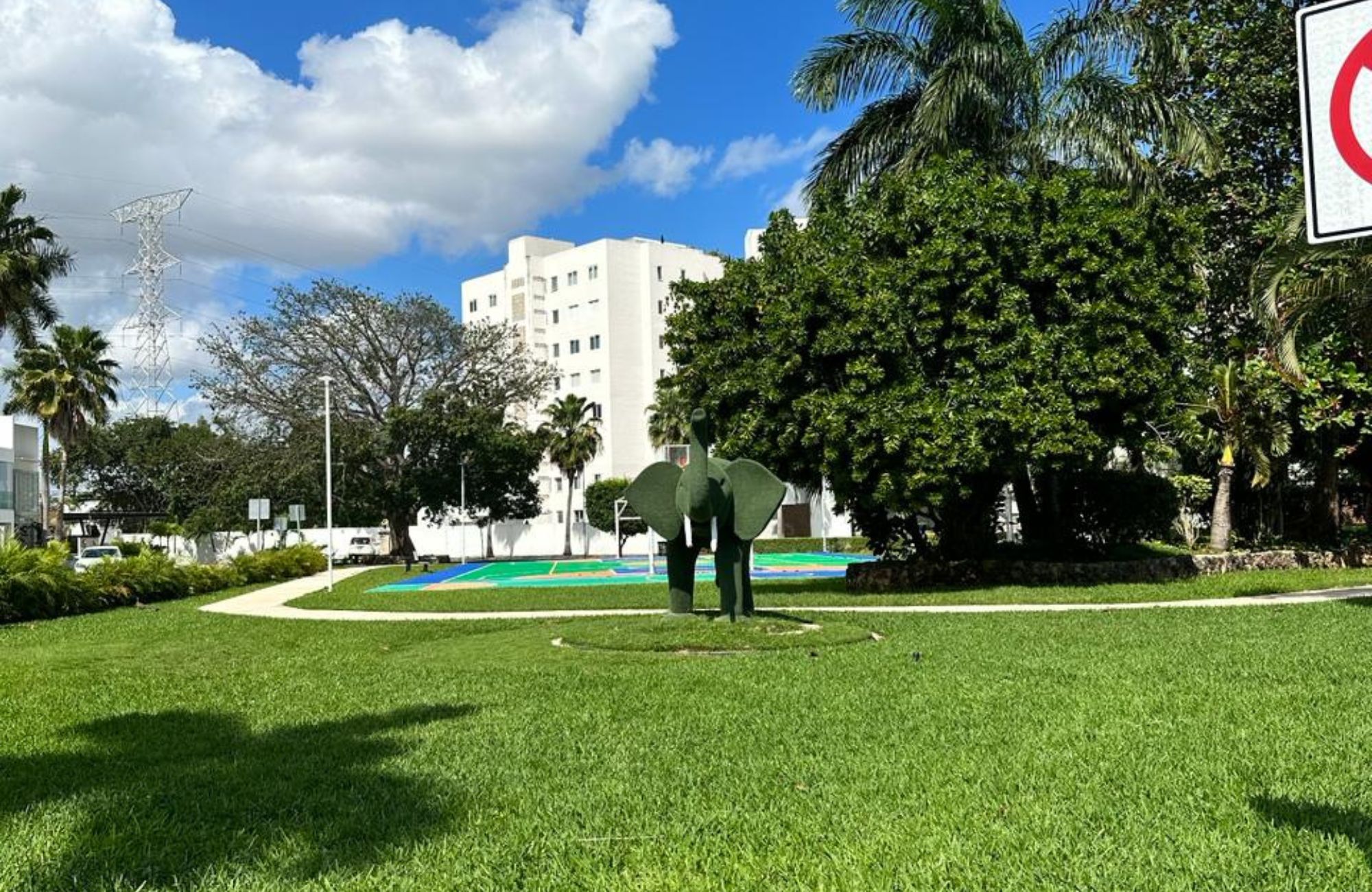 House with terrace, garden and private pool, for sale, Colosio Boulevard, Cancun.