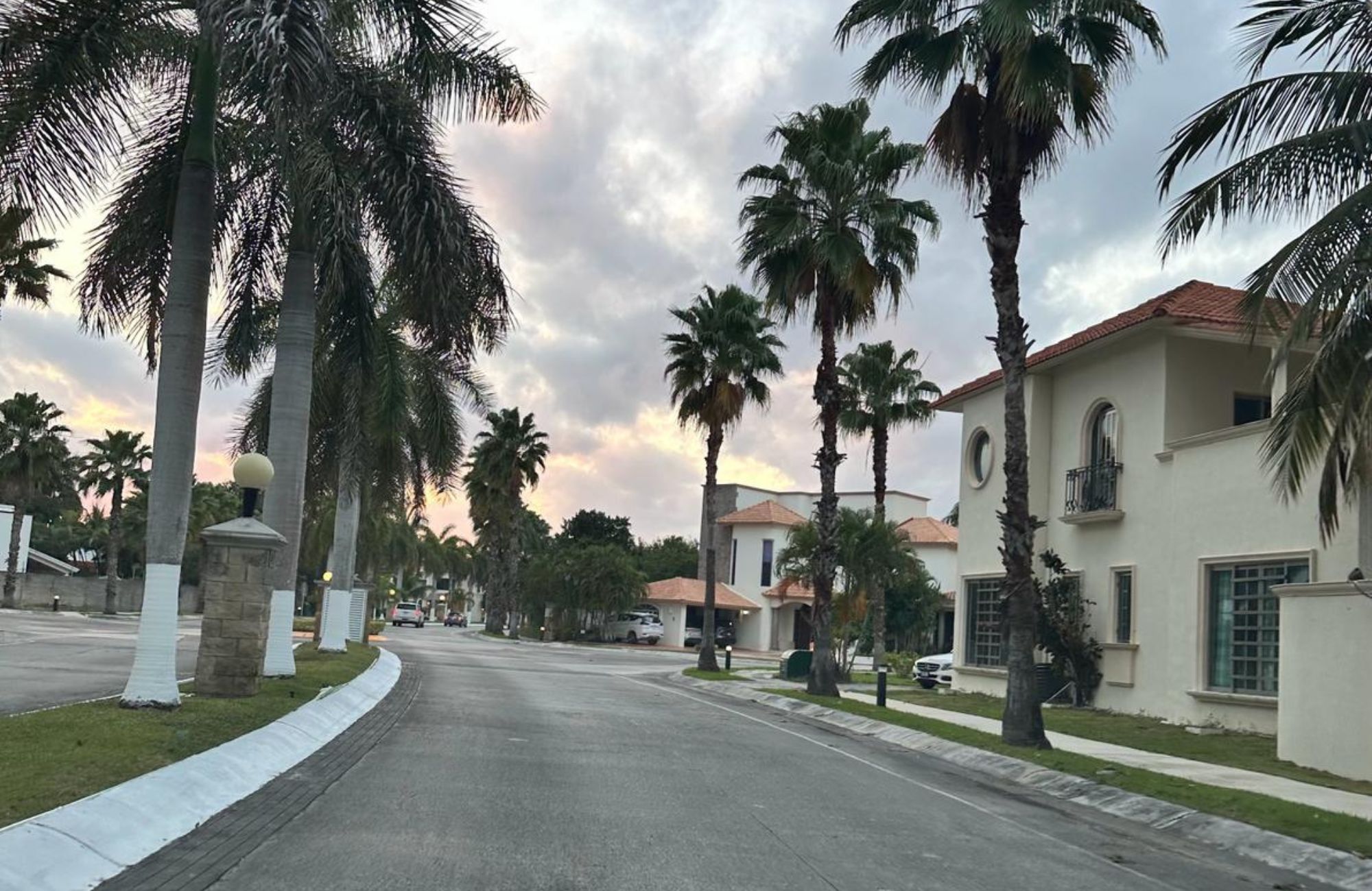 House with terrace, garden and private pool, for sale, Colosio Boulevard, Cancun.