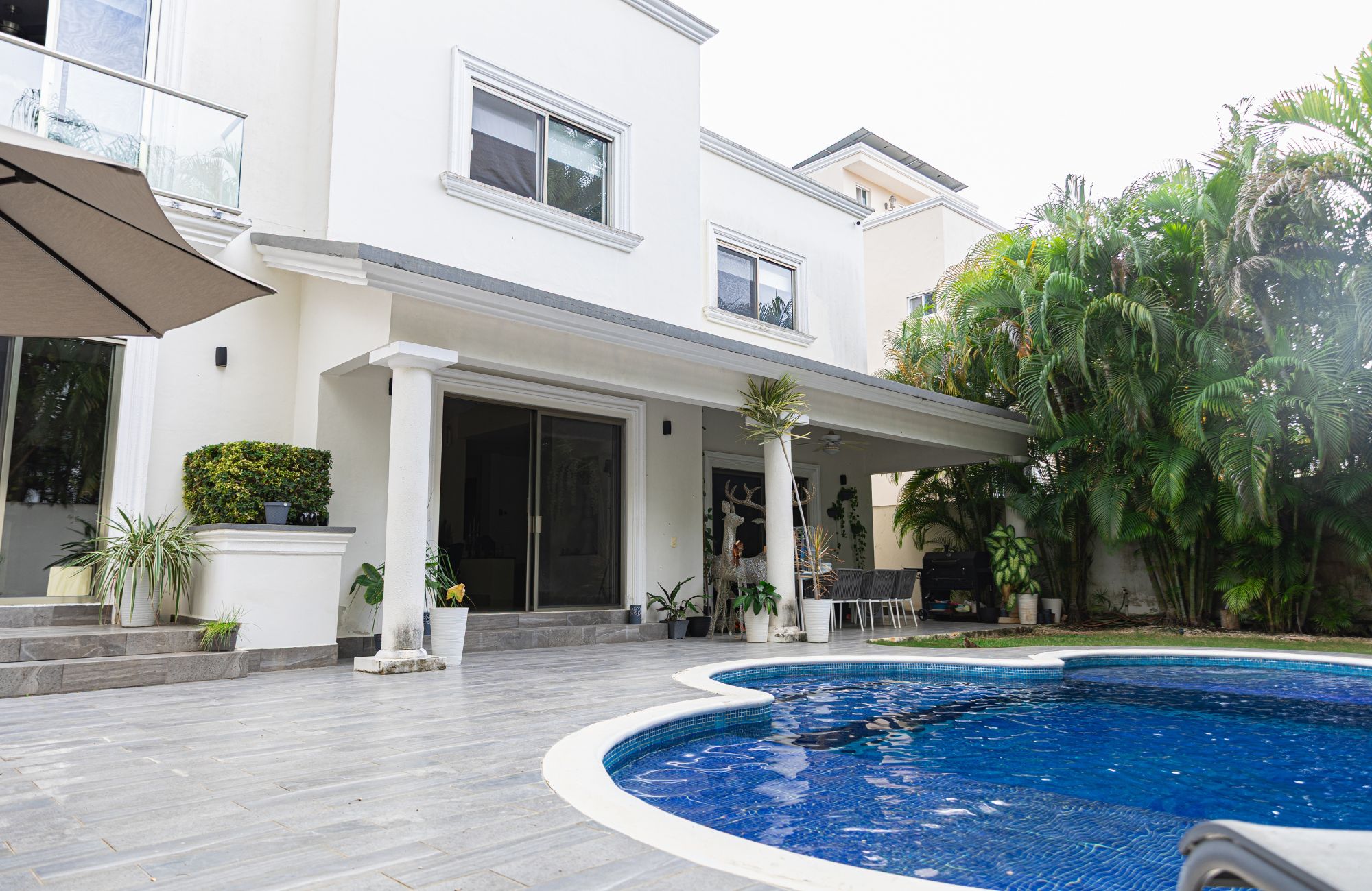 House with terrace, garden and private pool, for sale, Colosio Boulevard, Cancun.