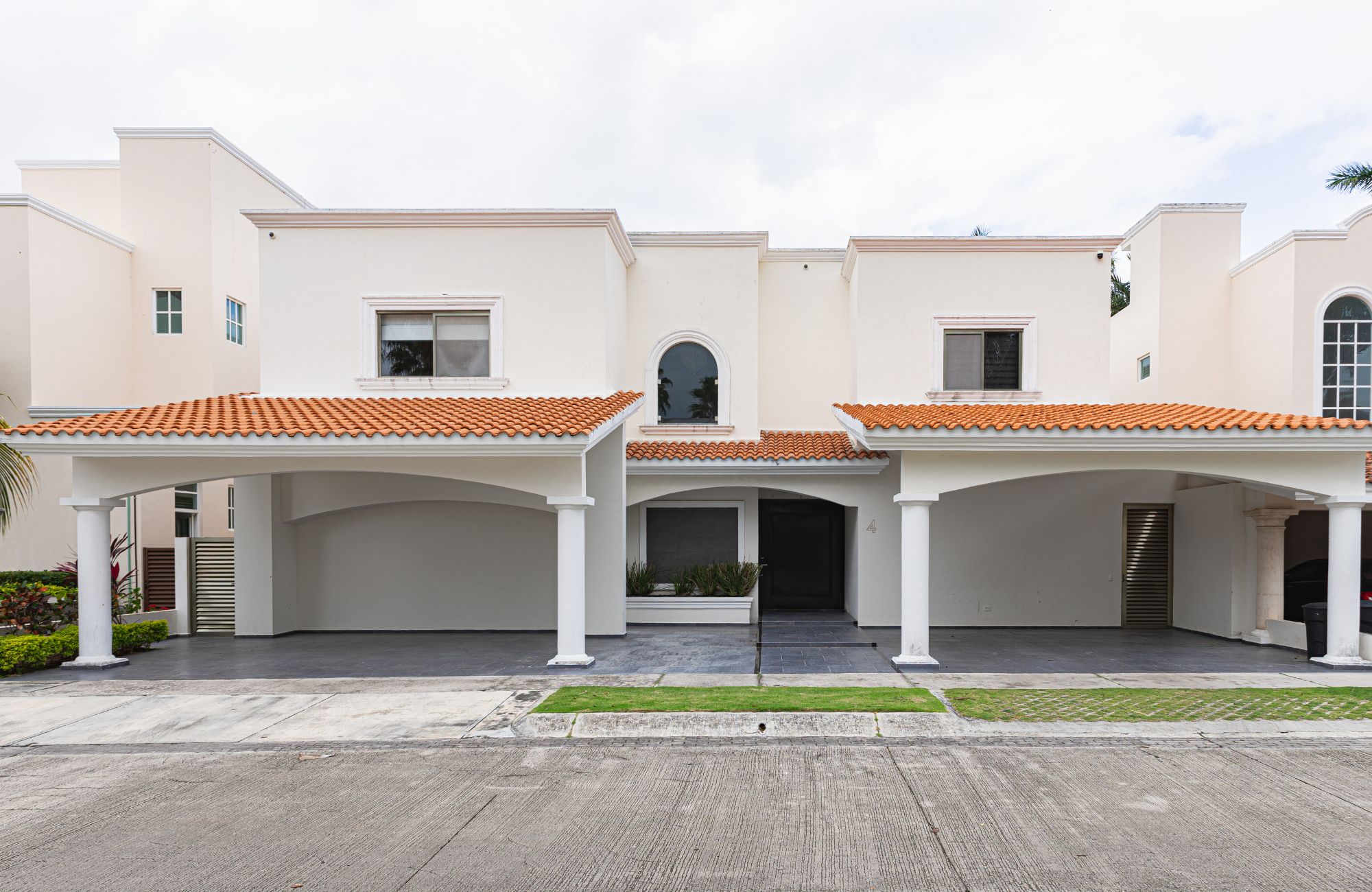 House with terrace, garden and private pool, for sale, Colosio Boulevard, Cancun.