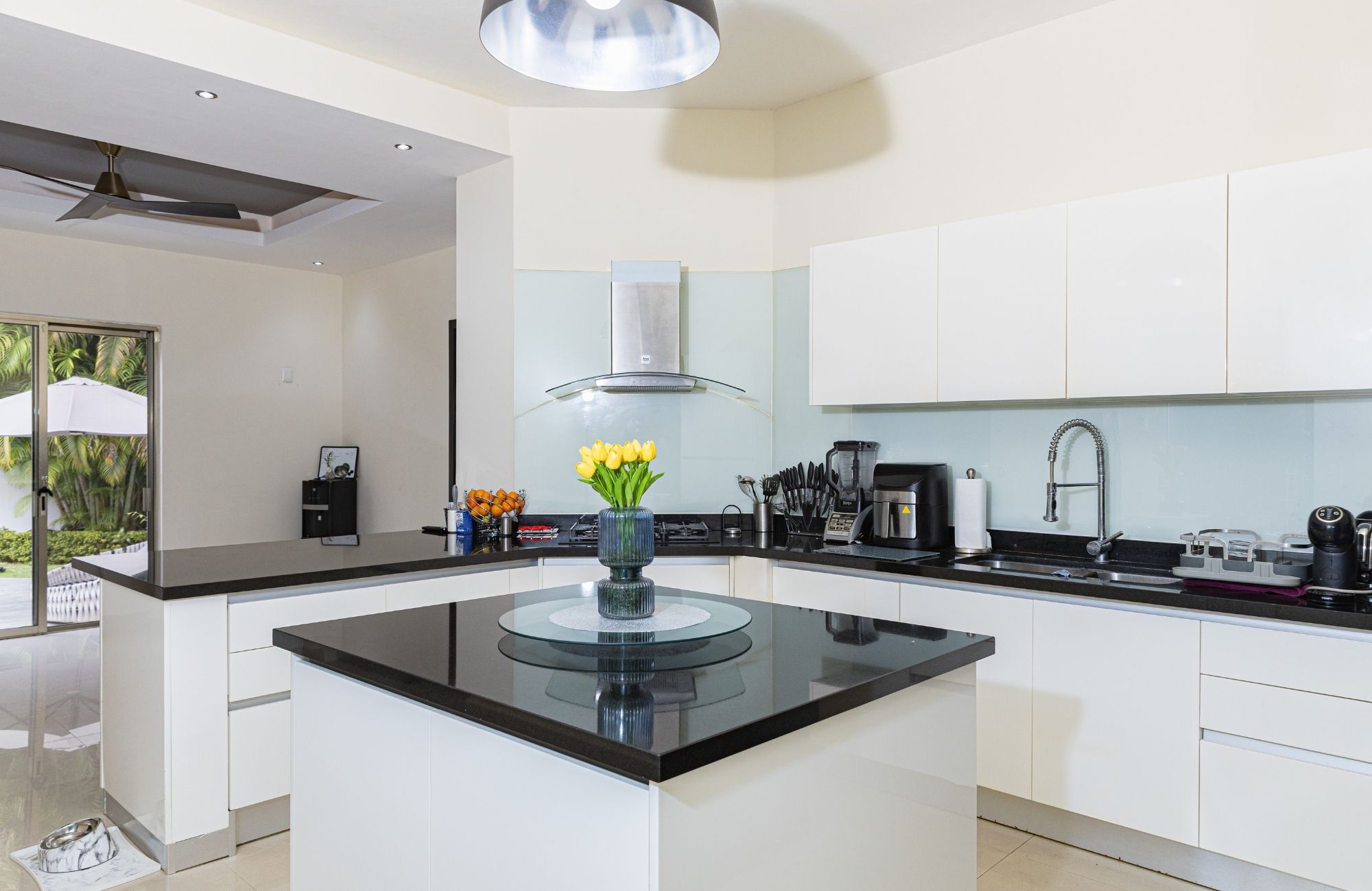 House with terrace, garden and private pool, for sale, Colosio Boulevard, Cancun.