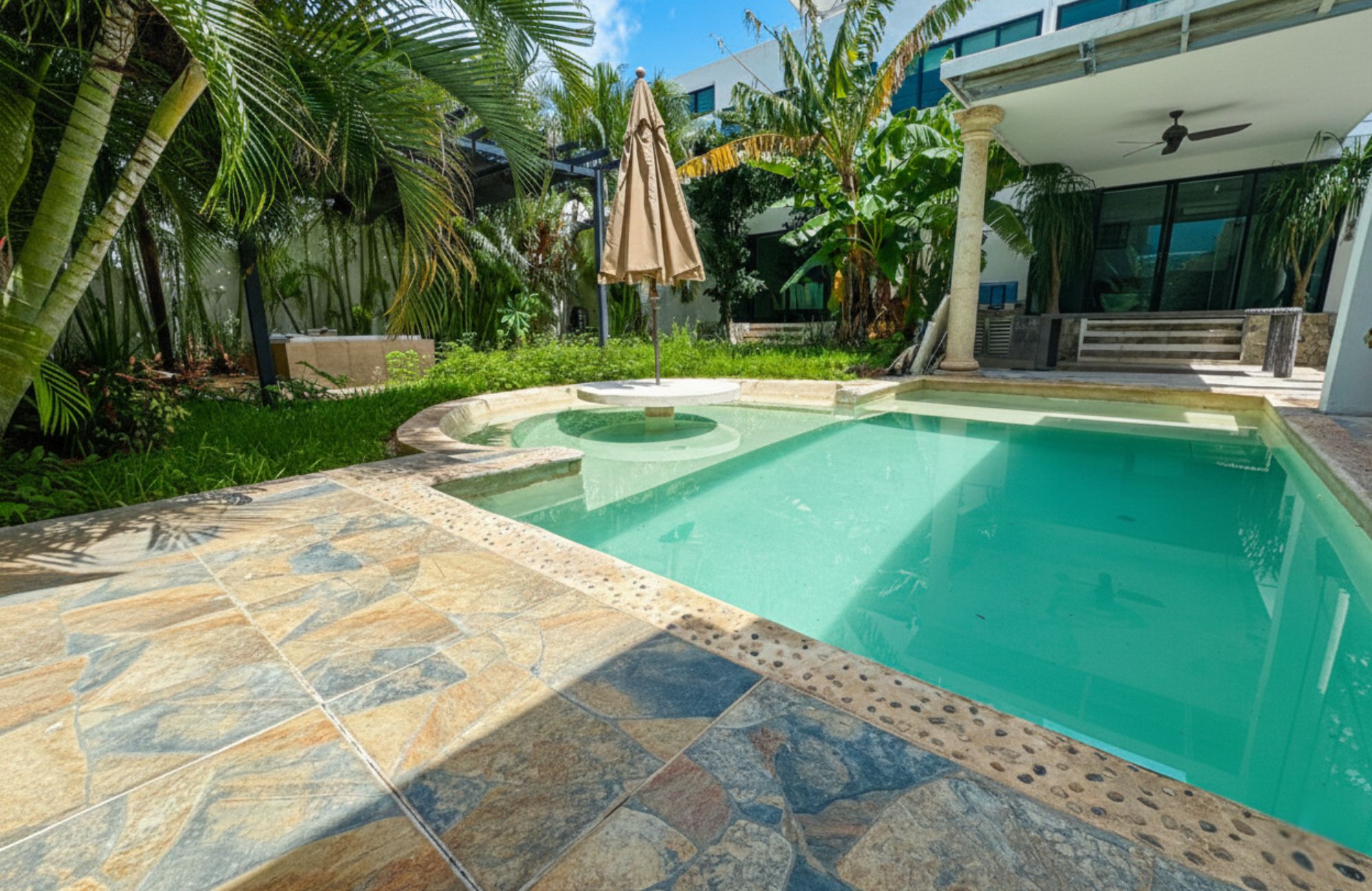 House with private pool in a gated community for sale, Zona Norte, M&eacute;rida