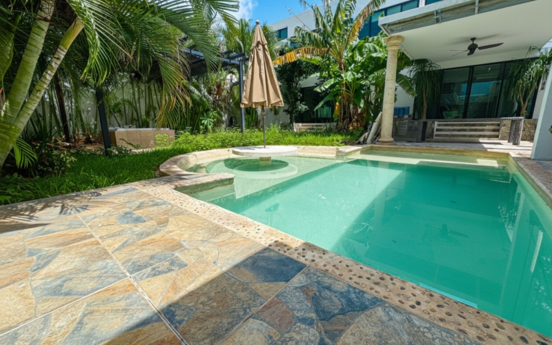 House with Private Pool, 3 spot parking, gym, for Sale, Montebello, M&eacute;rida