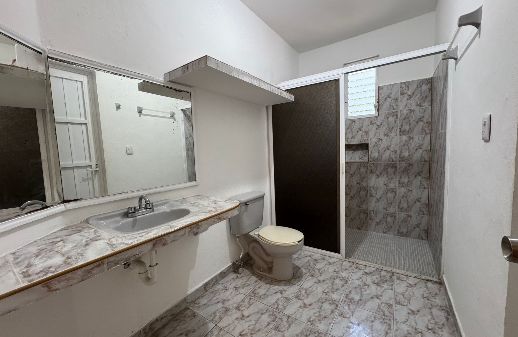 Casa con alberca privada, PRECIO DE OPORTUNIDAD, garage, amueblada, cuarto de lavado, en Repobladores, pre-construccion en venta Cozumel