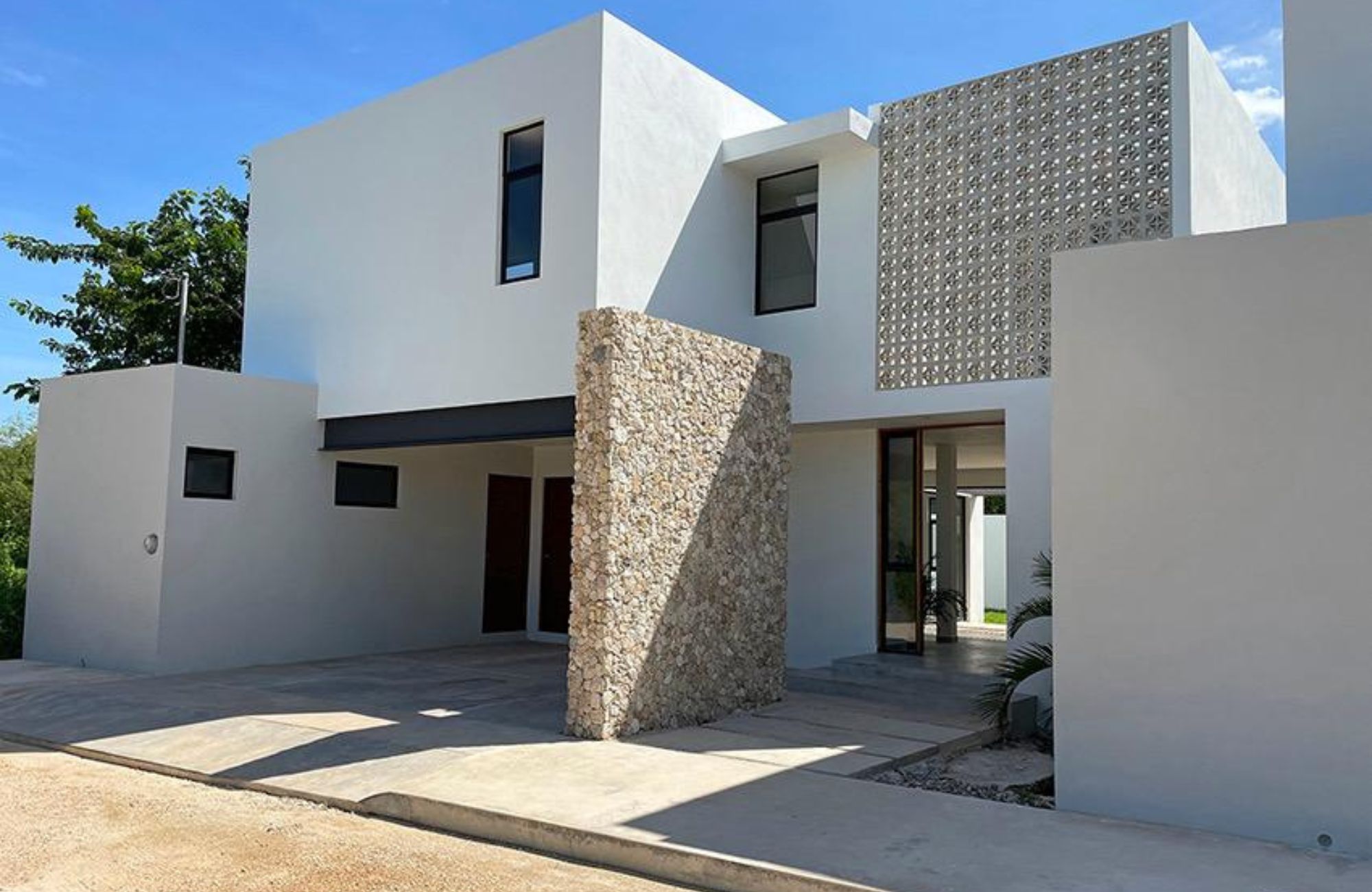 House with pool, solar panel, clubhouse with amenities, pre-sale in Merida