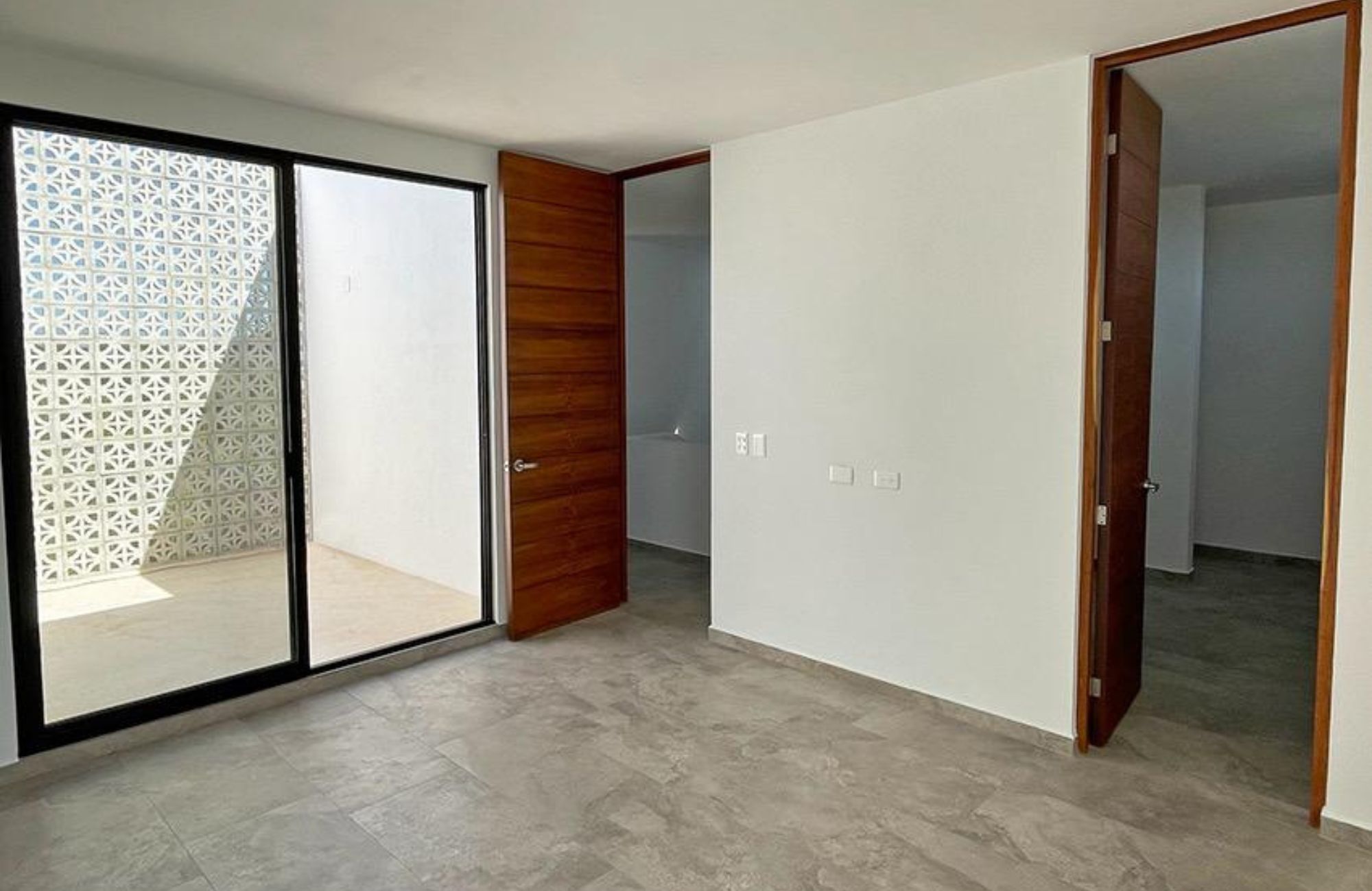 House with pool, solar panel, clubhouse with amenities, pre-sale in Merida