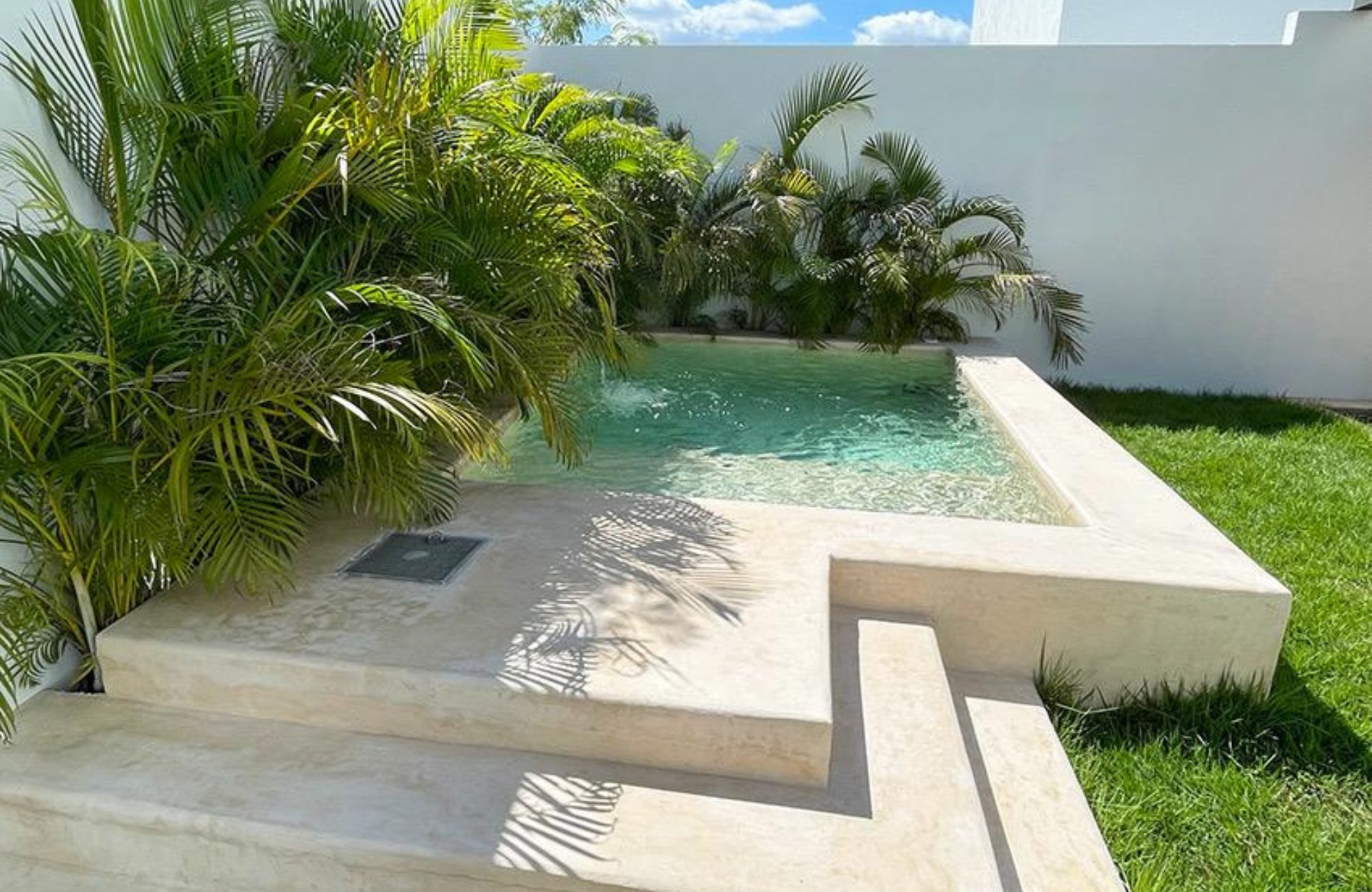 House with pool, solar panel, clubhouse with amenities, pre-sale in Merida