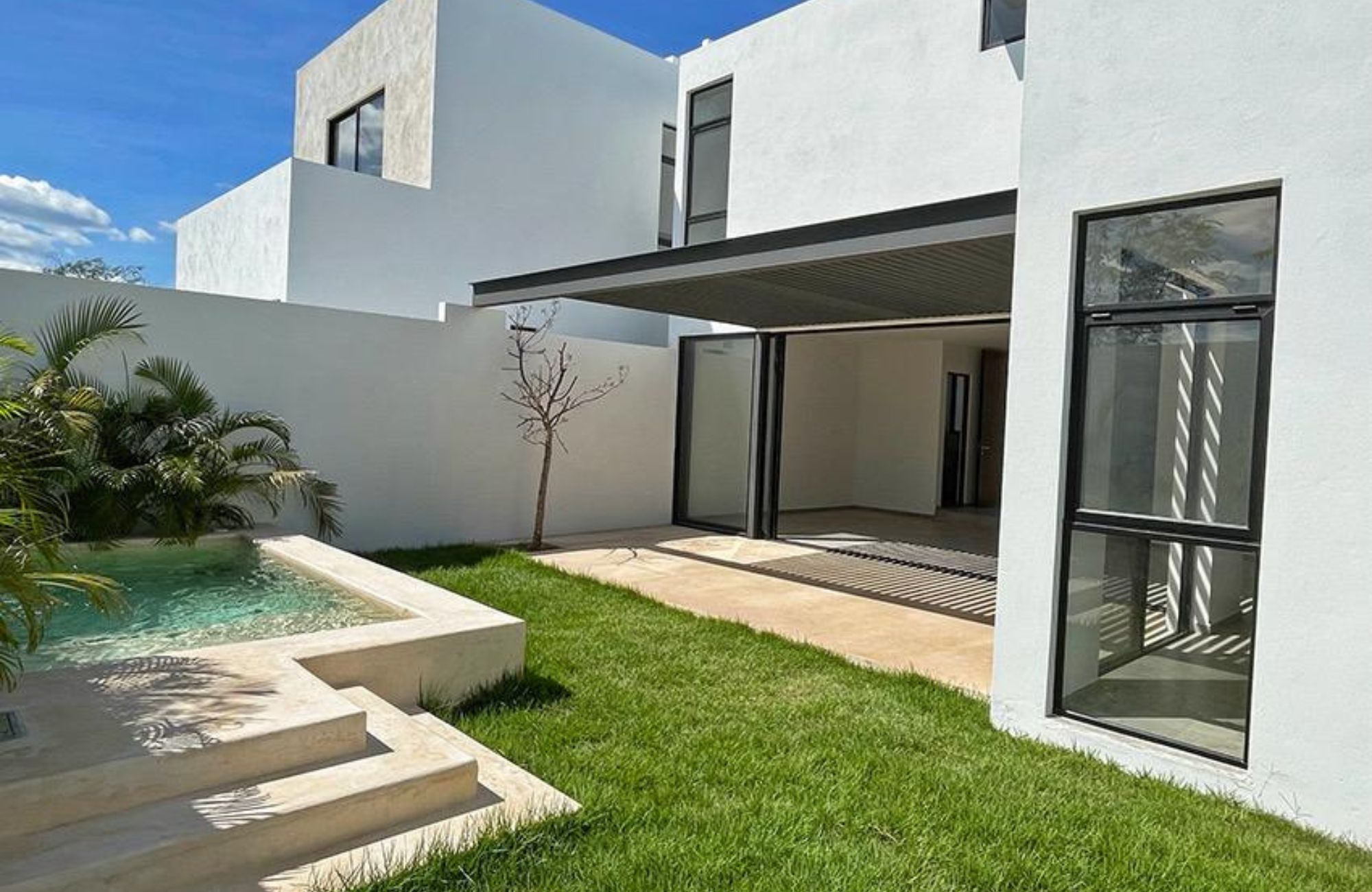 House with pool, solar panel, clubhouse with amenities, pre-sale in Merida