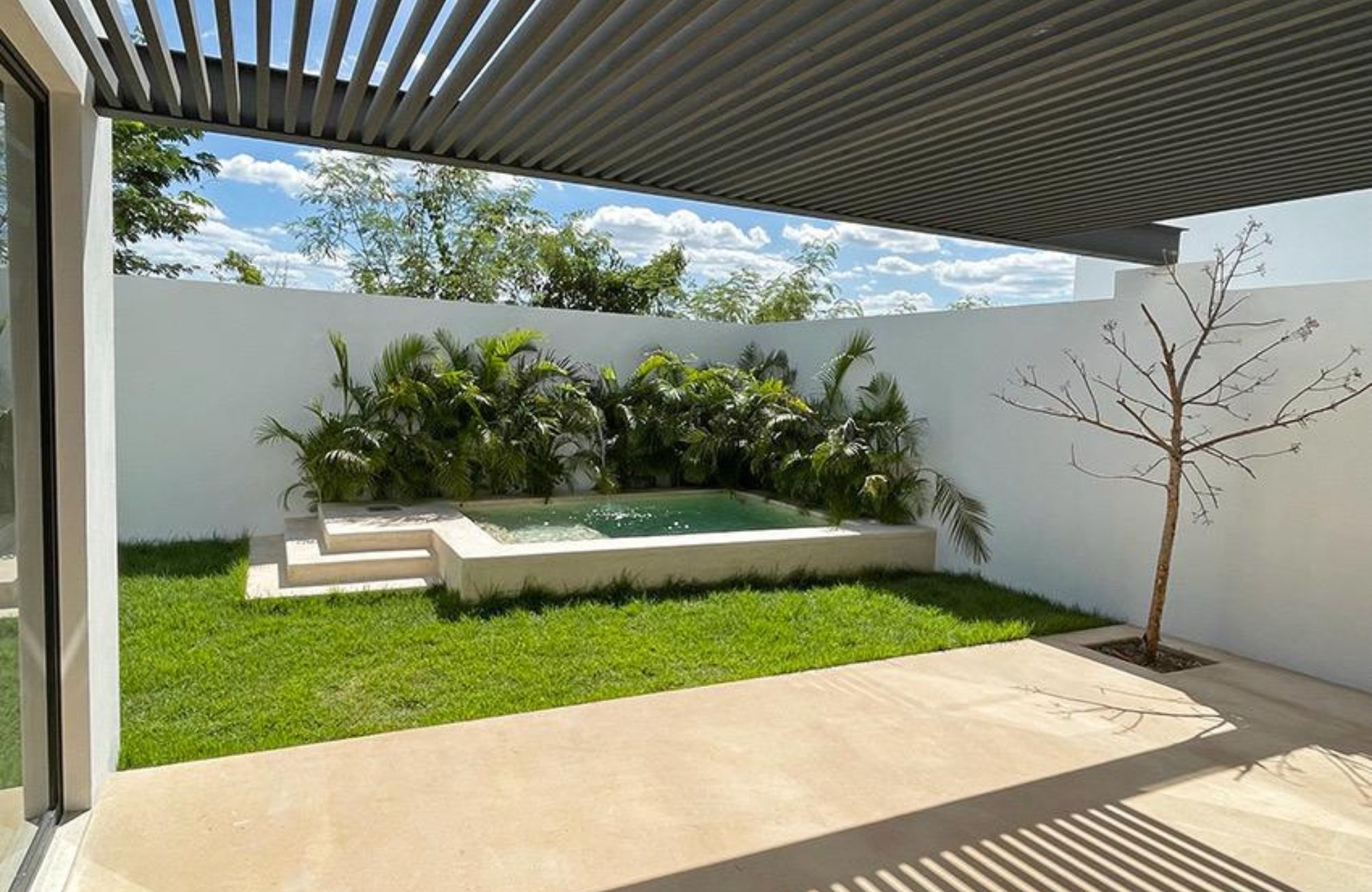 House with pool, solar panel, clubhouse with amenities, pre-sale in Merida