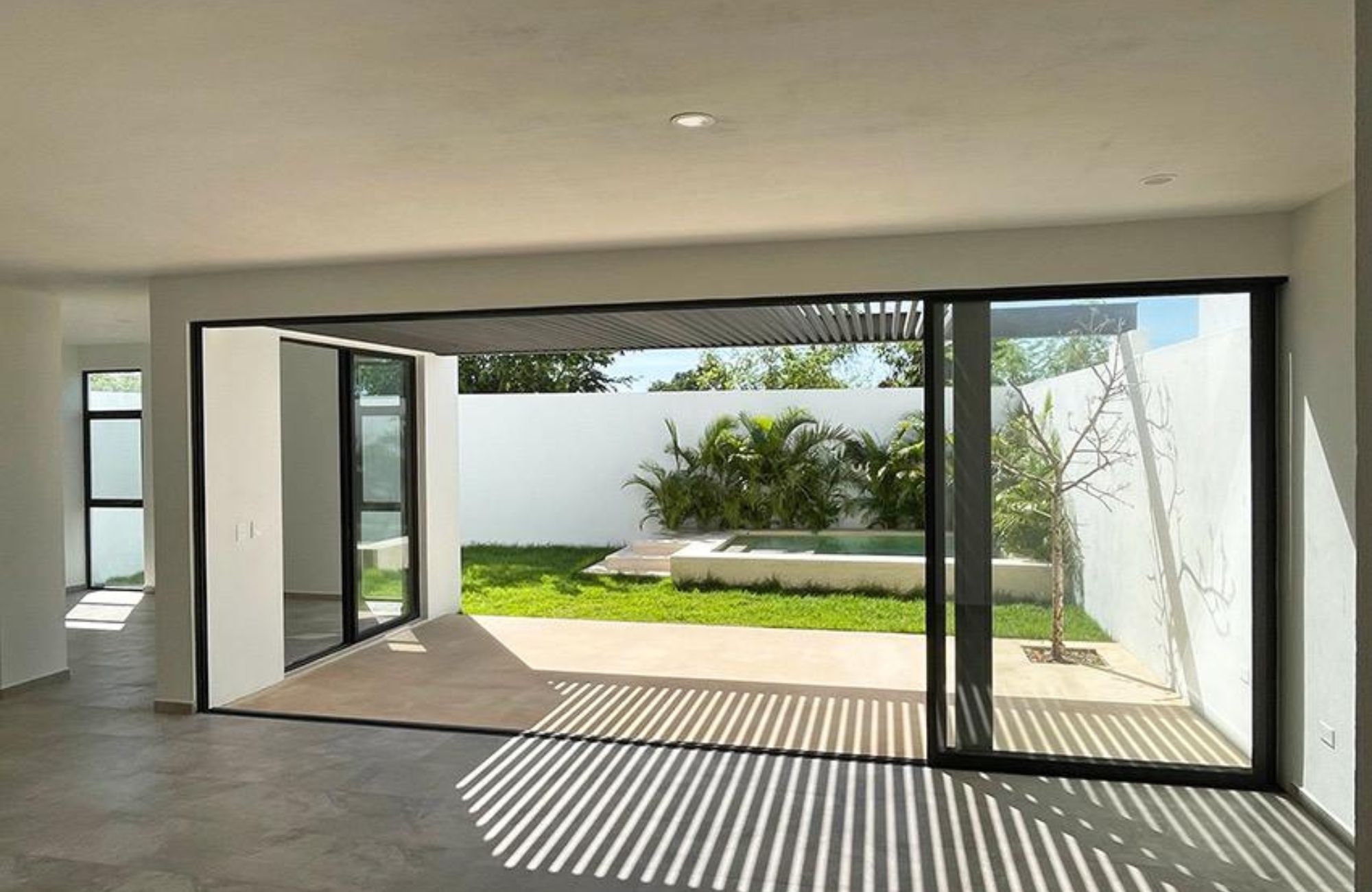 House with pool, solar panel, clubhouse with amenities, pre-sale in Merida