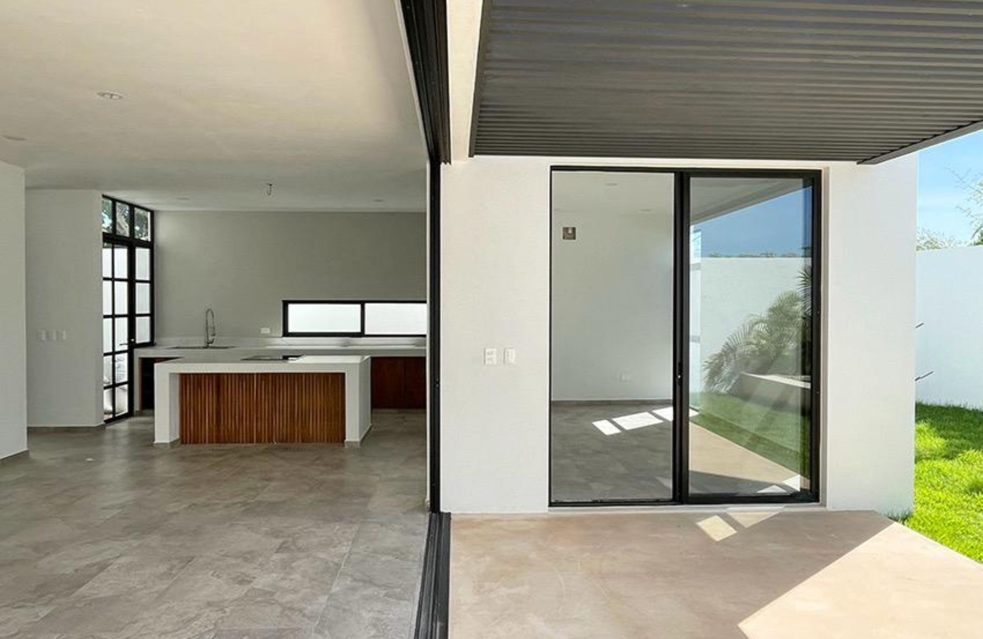 House with pool, solar panel, clubhouse with amenities, pre-sale in Merida
