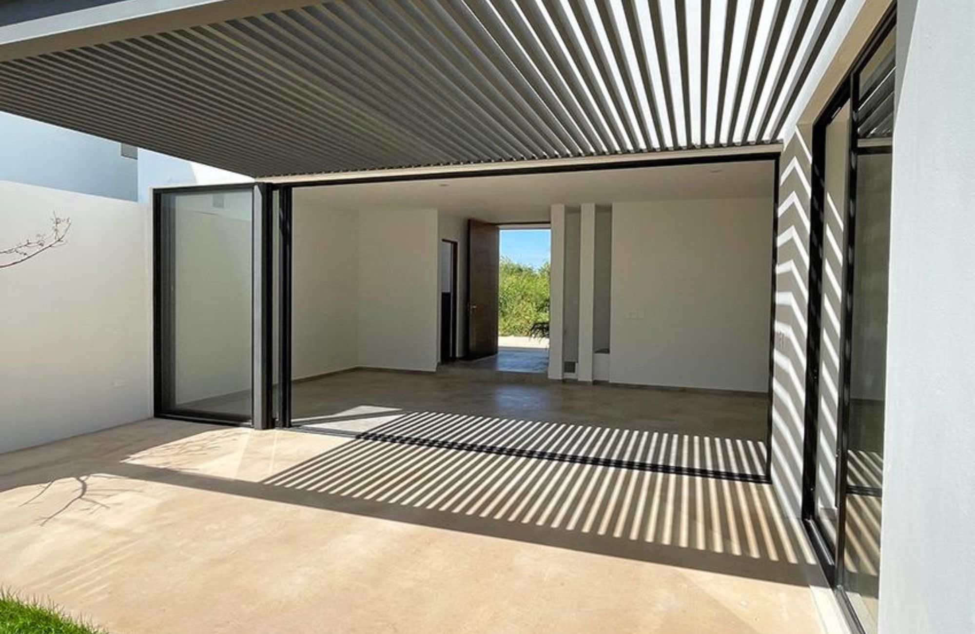 House with pool, solar panel, clubhouse with amenities, pre-sale in Merida