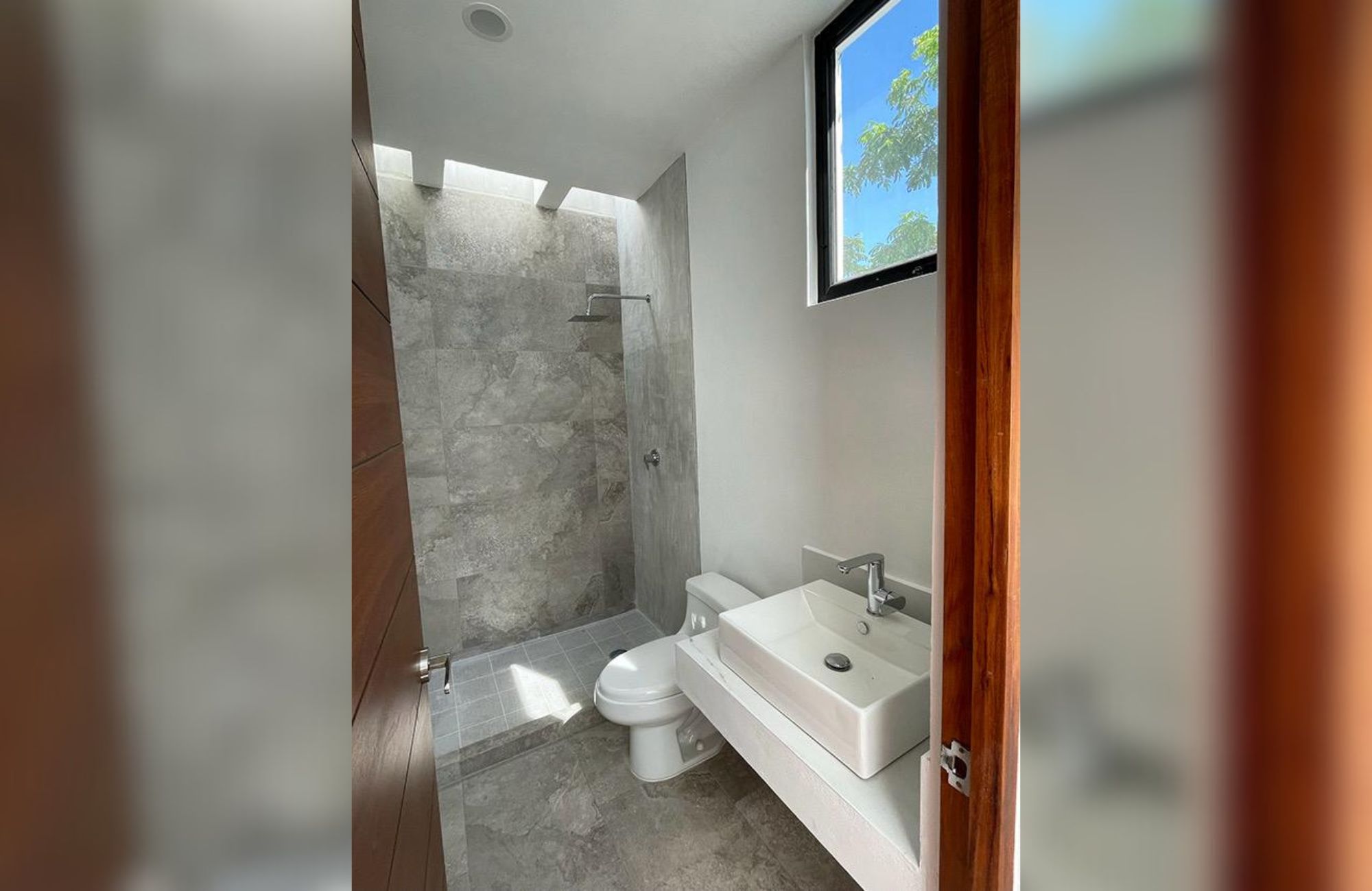 House with pool, solar panel, clubhouse with amenities, pre-sale in Merida